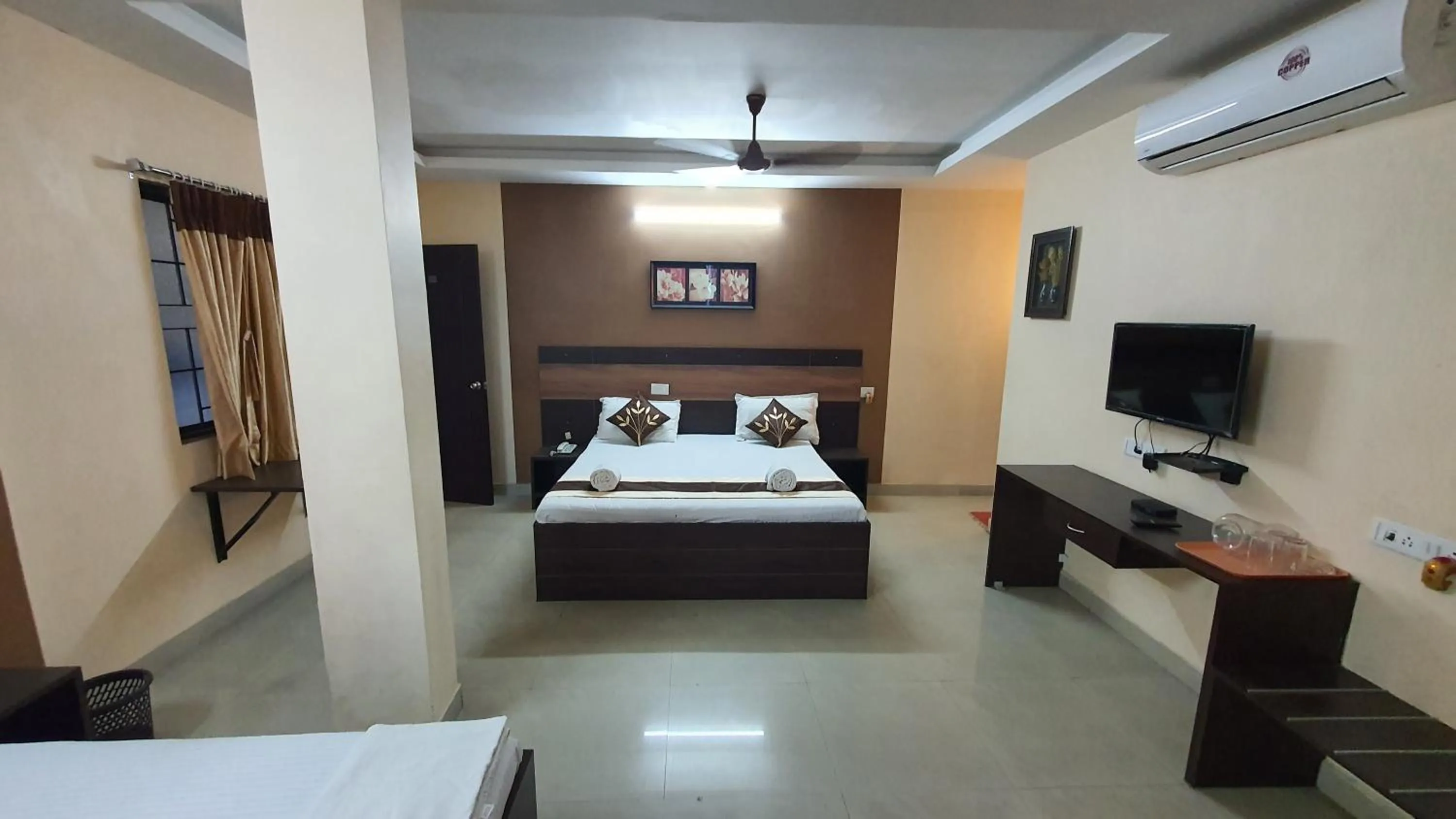 Photo of the whole room, Bed in S4 Residency