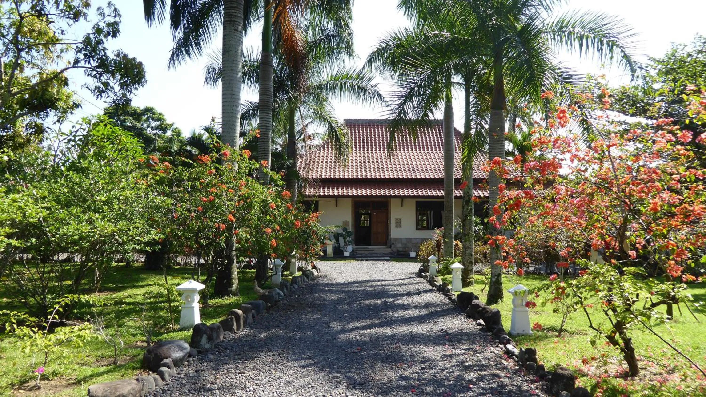 Facade/entrance in Rumah Kita Villa/hotel