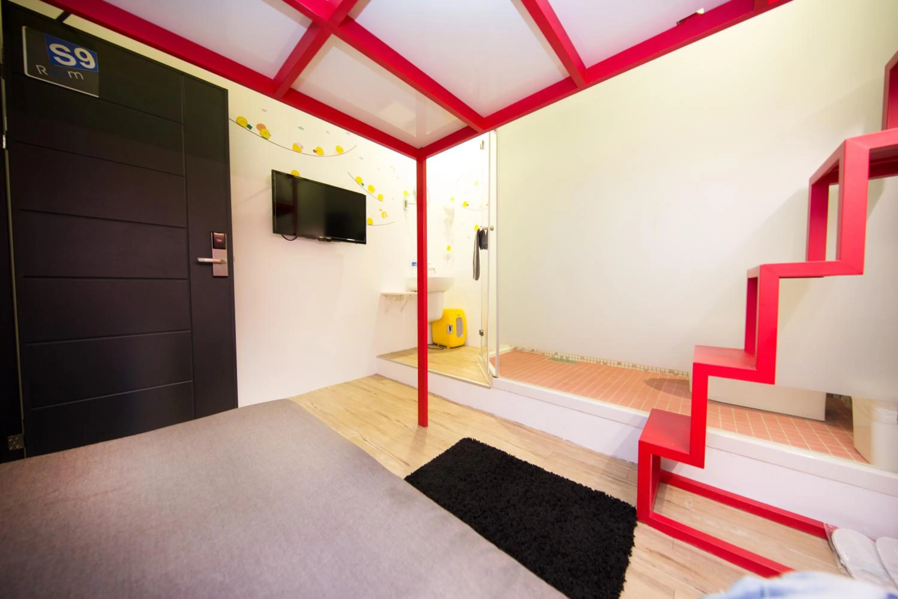 Bedroom, Bed in SleepBox Hostel