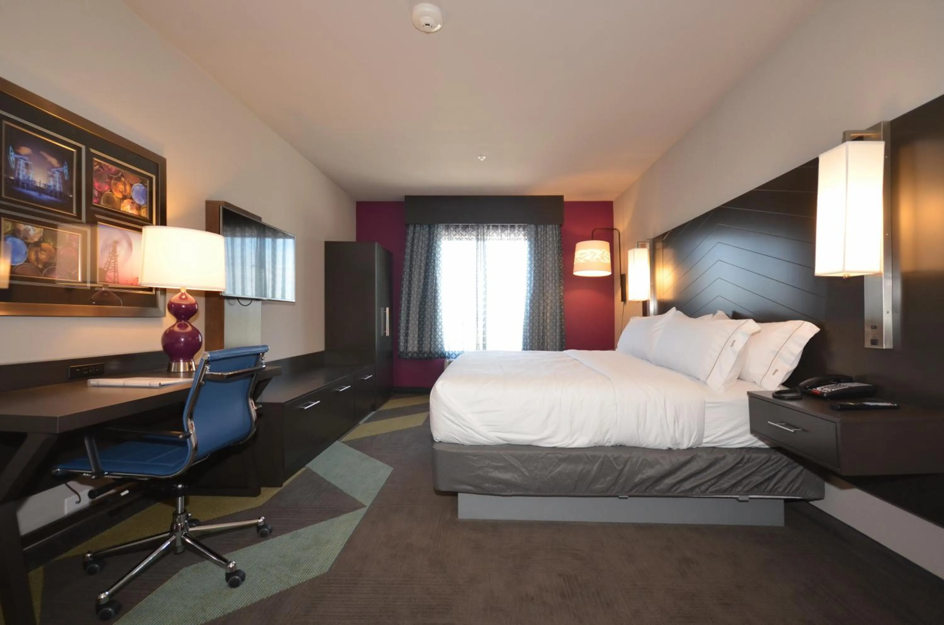 Photo of the whole room, Bed in Holiday Inn Express & Suites Oklahoma City Mid - Arpt Area by IHG