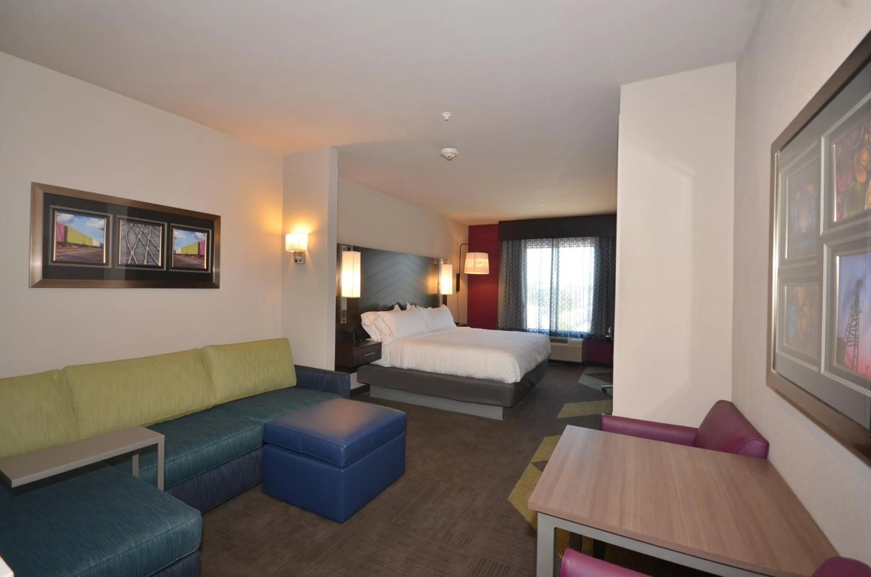 Photo of the whole room, Bed in Holiday Inn Express & Suites Oklahoma City Mid - Arpt Area by IHG