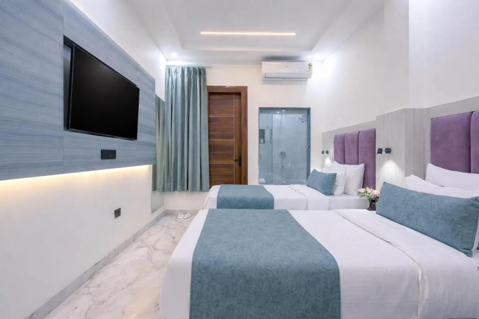 Bedroom, Bed in Hotel Urban Royale - IGI Airport Delhi