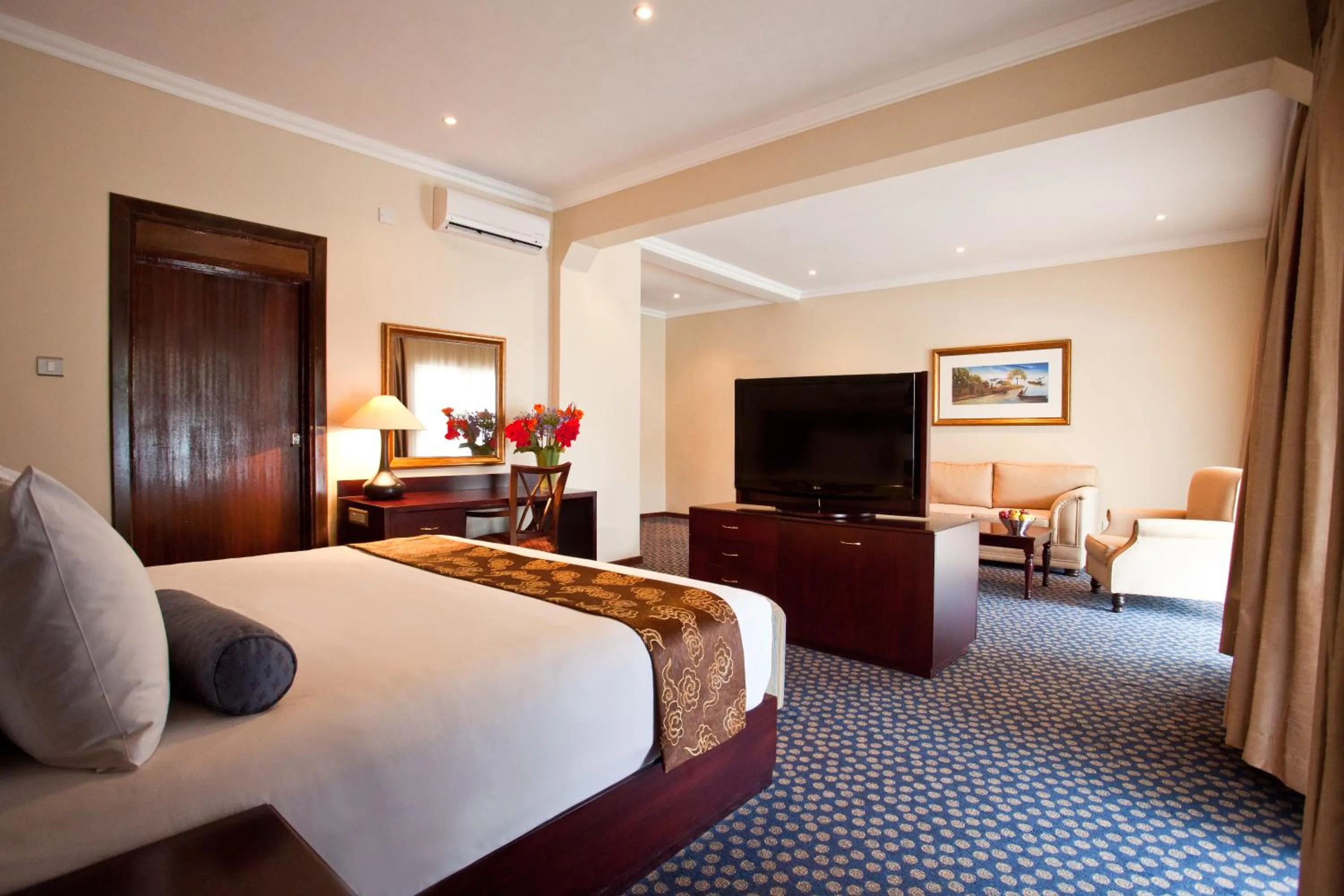 Photo of the whole room, Bed in Sunbird Capital