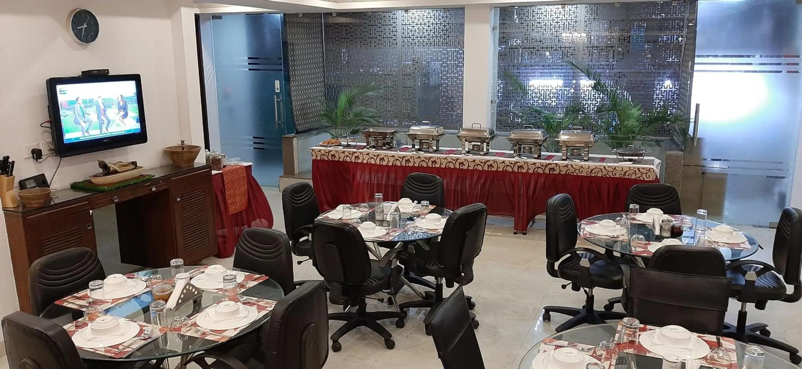 Restaurant/places to eat in Indiyaah Inn