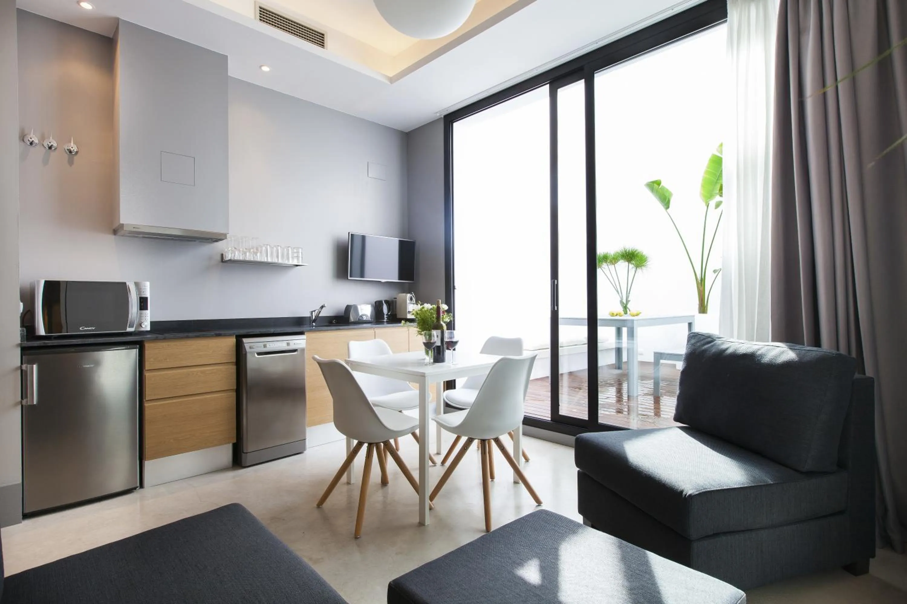 Kitchen or kitchenette in Kare No Apartments by Sitges Group