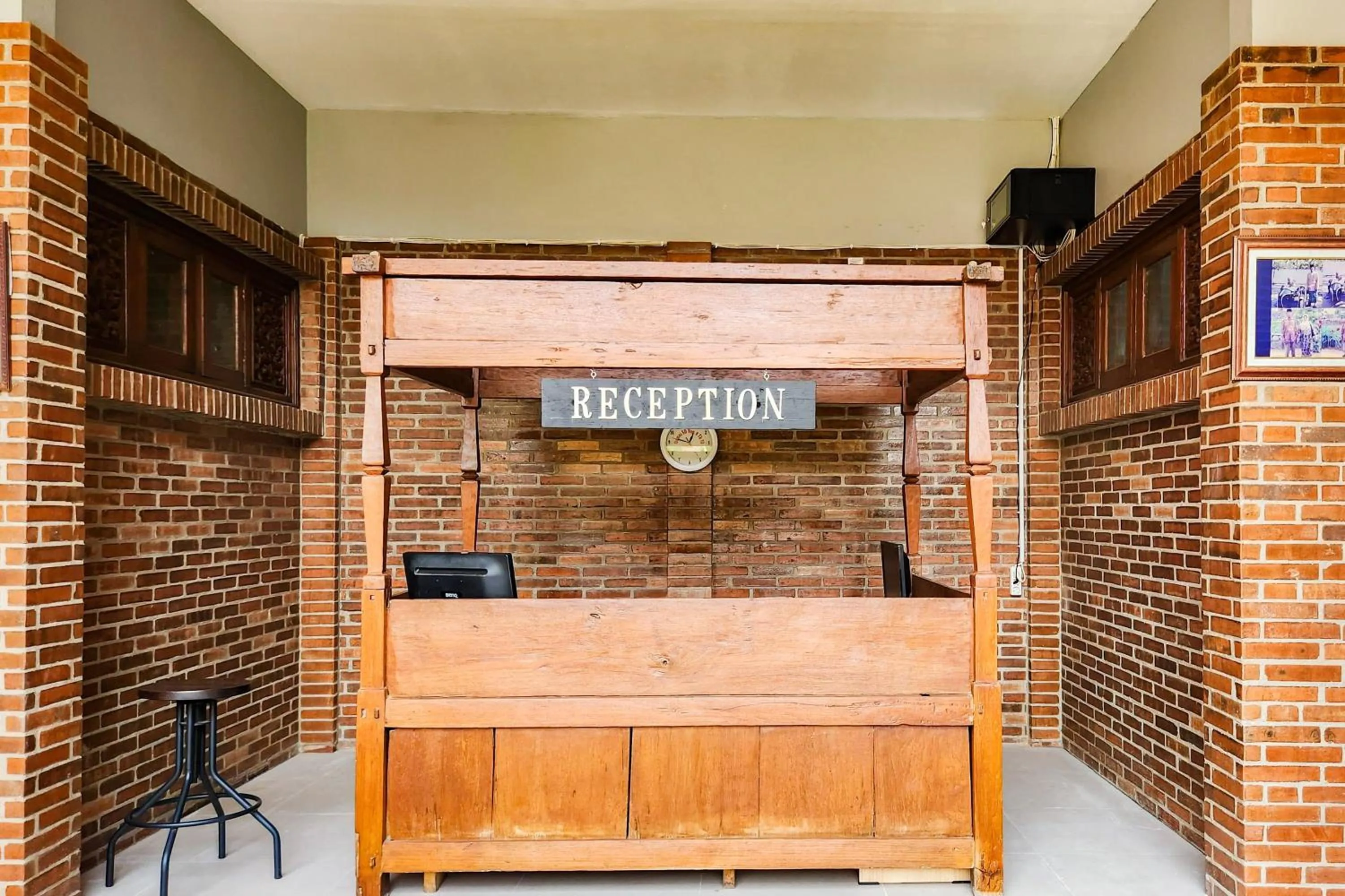 Lobby or reception in RedDoorz near Stasiun Sragen