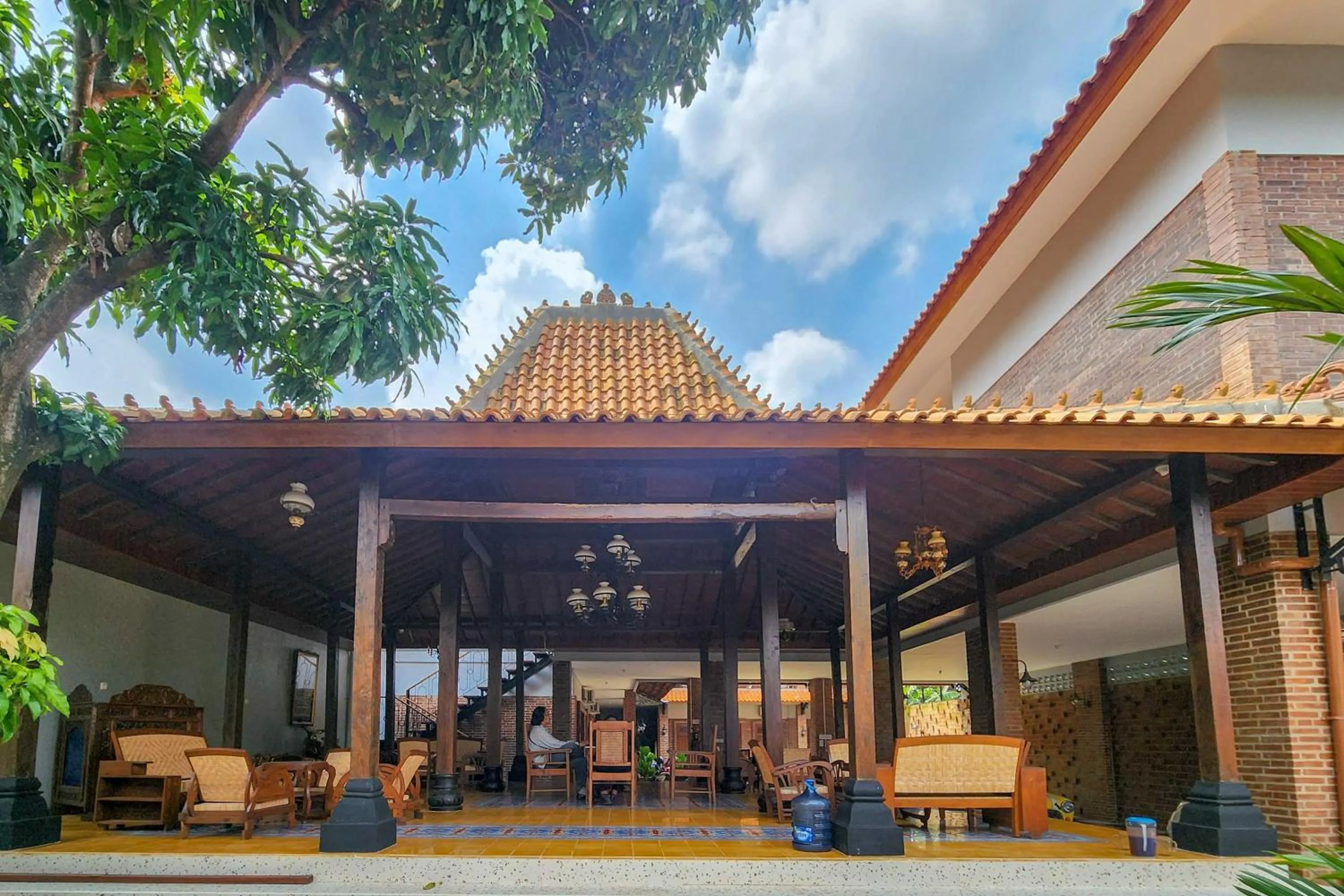 Facade/entrance in RedDoorz near Stasiun Sragen