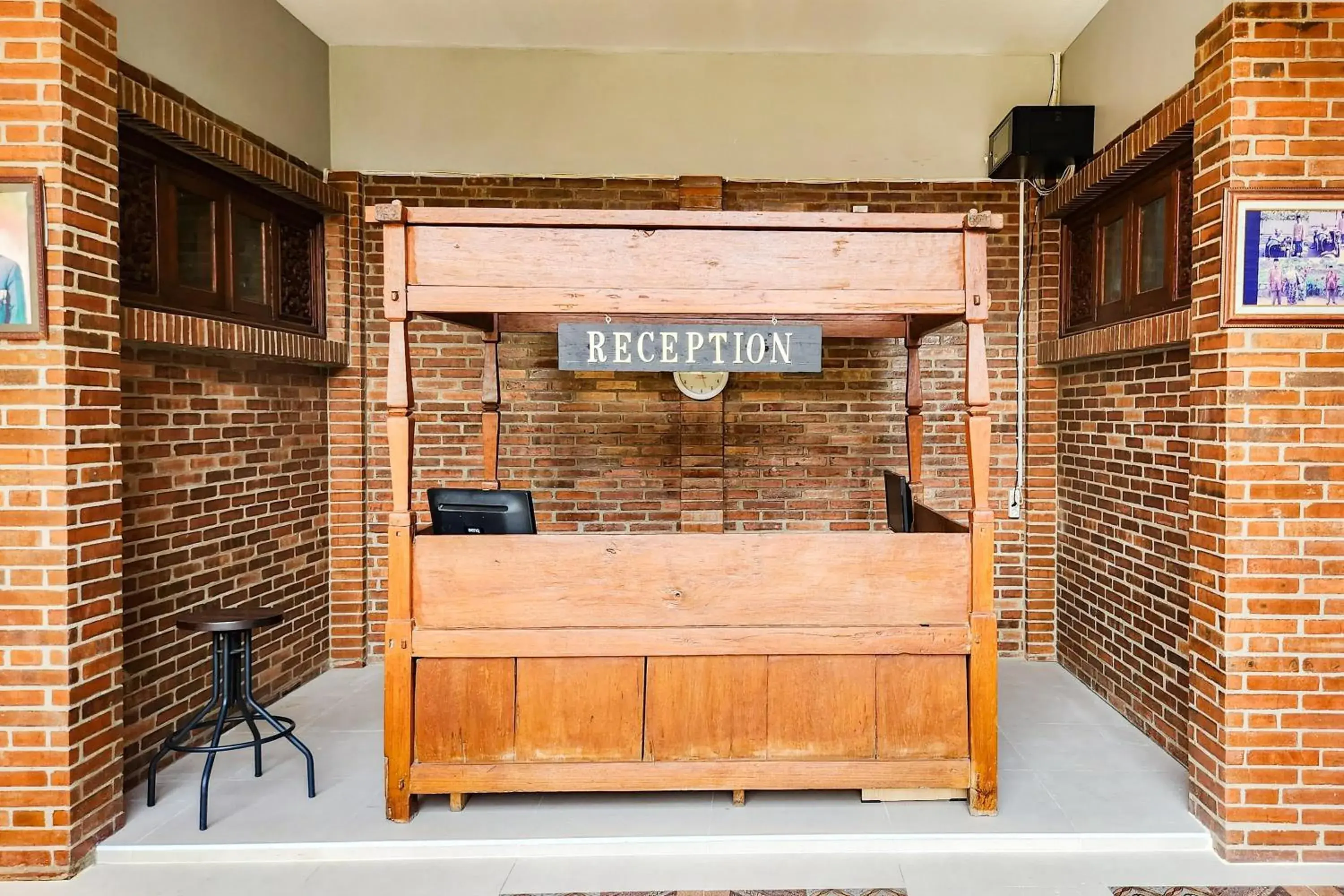 Lobby or reception in RedDoorz near Stasiun Sragen Lobby or reception in RedDoorz near Stasiun Sragen