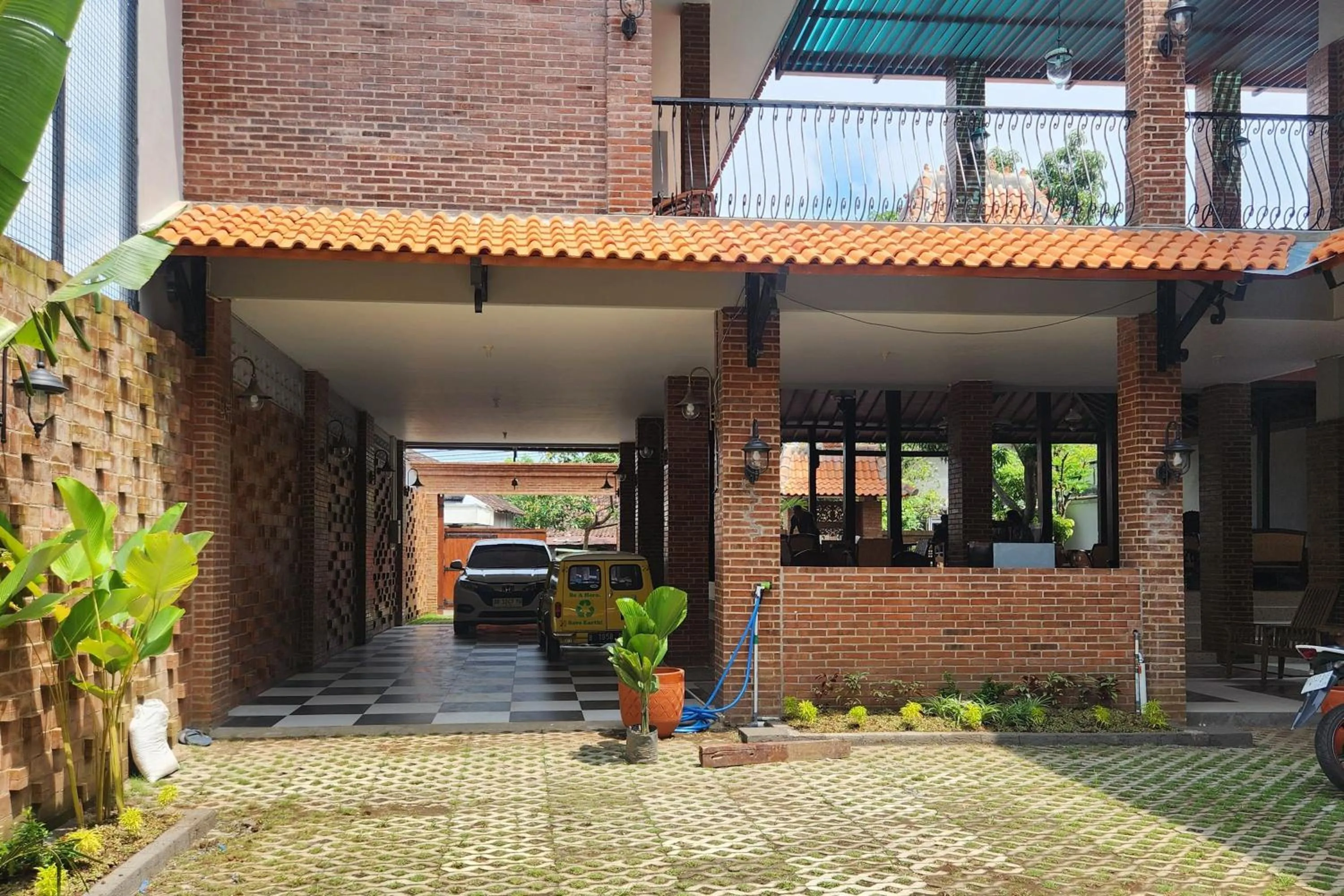 Facade/entrance in RedDoorz near Stasiun Sragen
