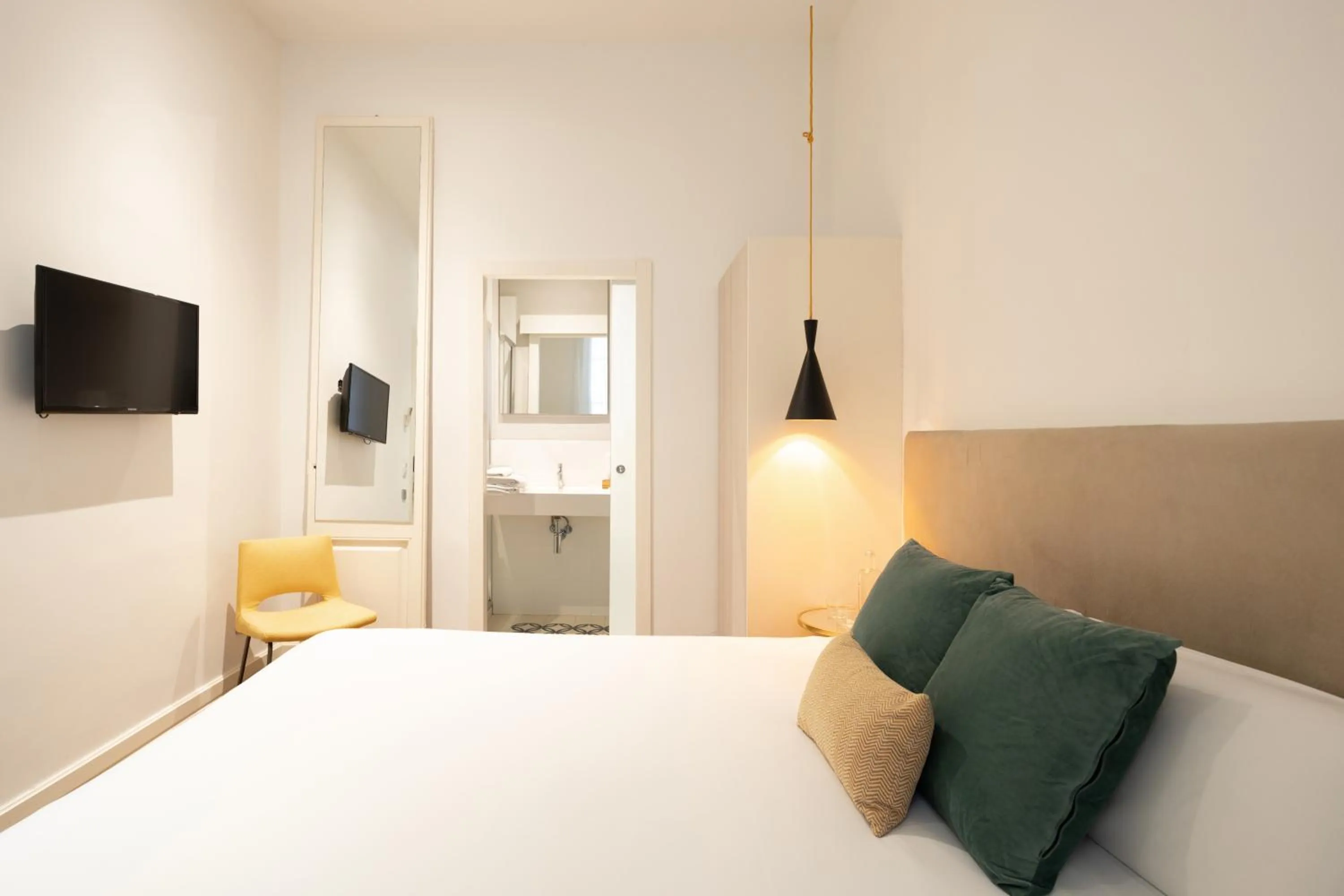 Photo of the whole room, Bed in Forget Me Not Barcelona