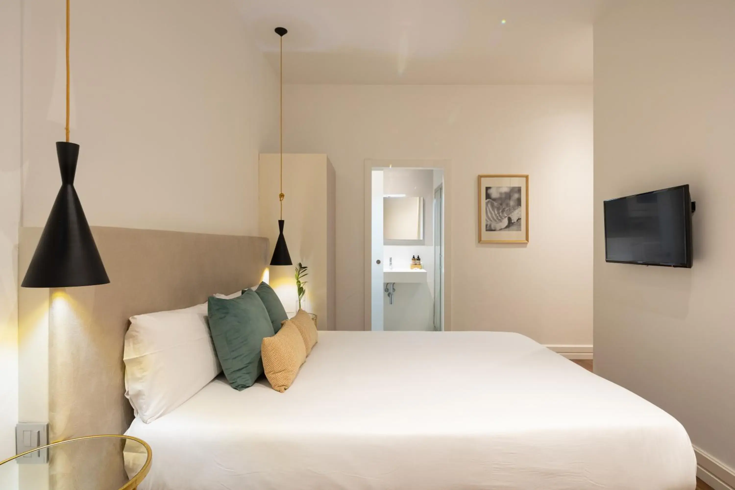 Small Double Room in Forget Me Not Barcelona Small Double Room in Forget Me Not Barcelona