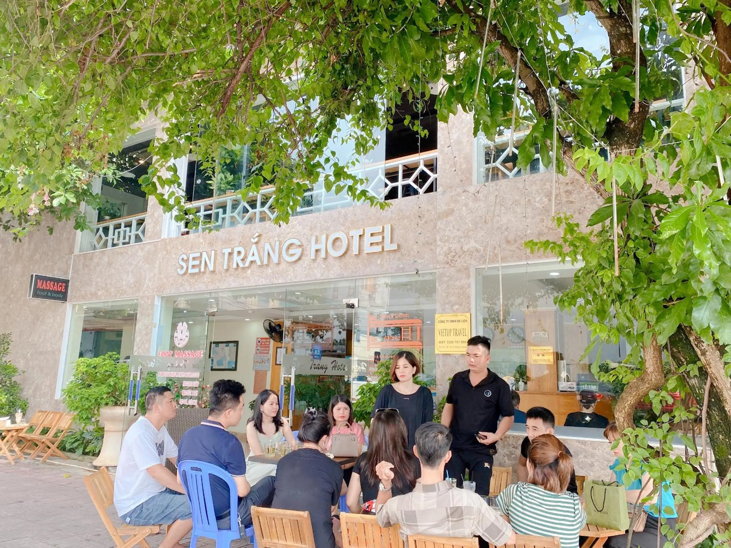 Guests in Sen Trang Hotel