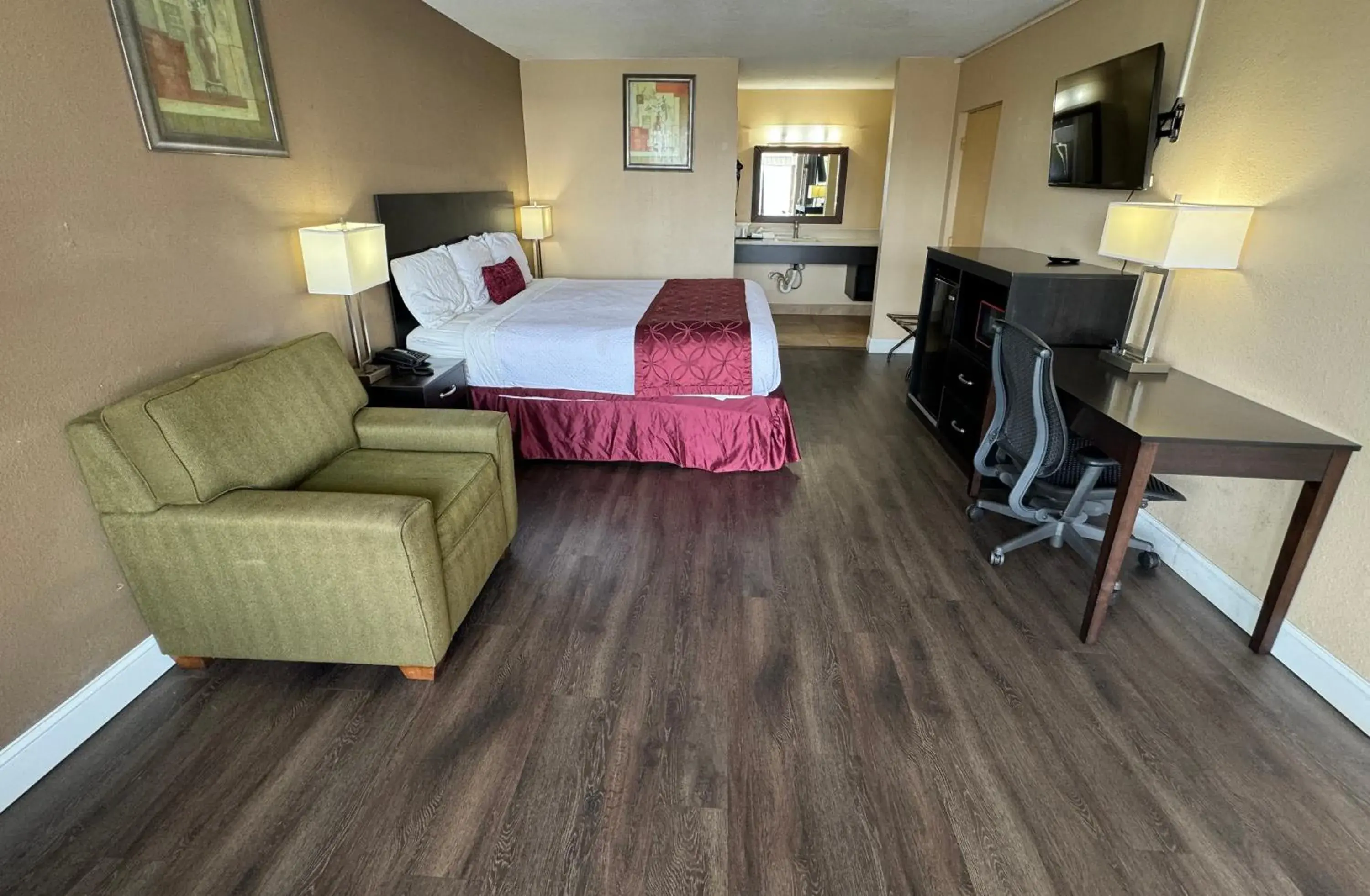 Bed in Rodeway Inn Bed in Rodeway Inn