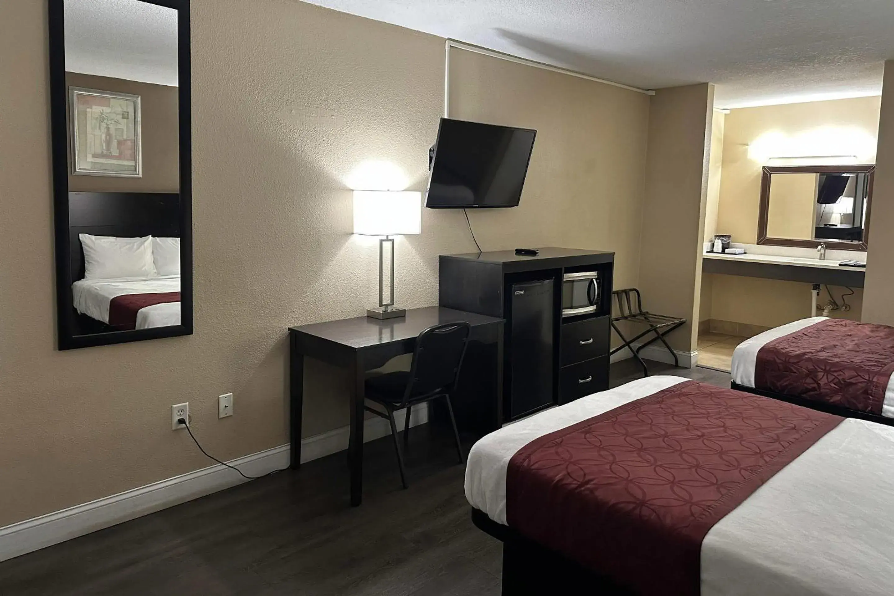 Bedroom, Bed in Rodeway Inn Bushnell Bedroom, Bed in Rodeway Inn Bushnell