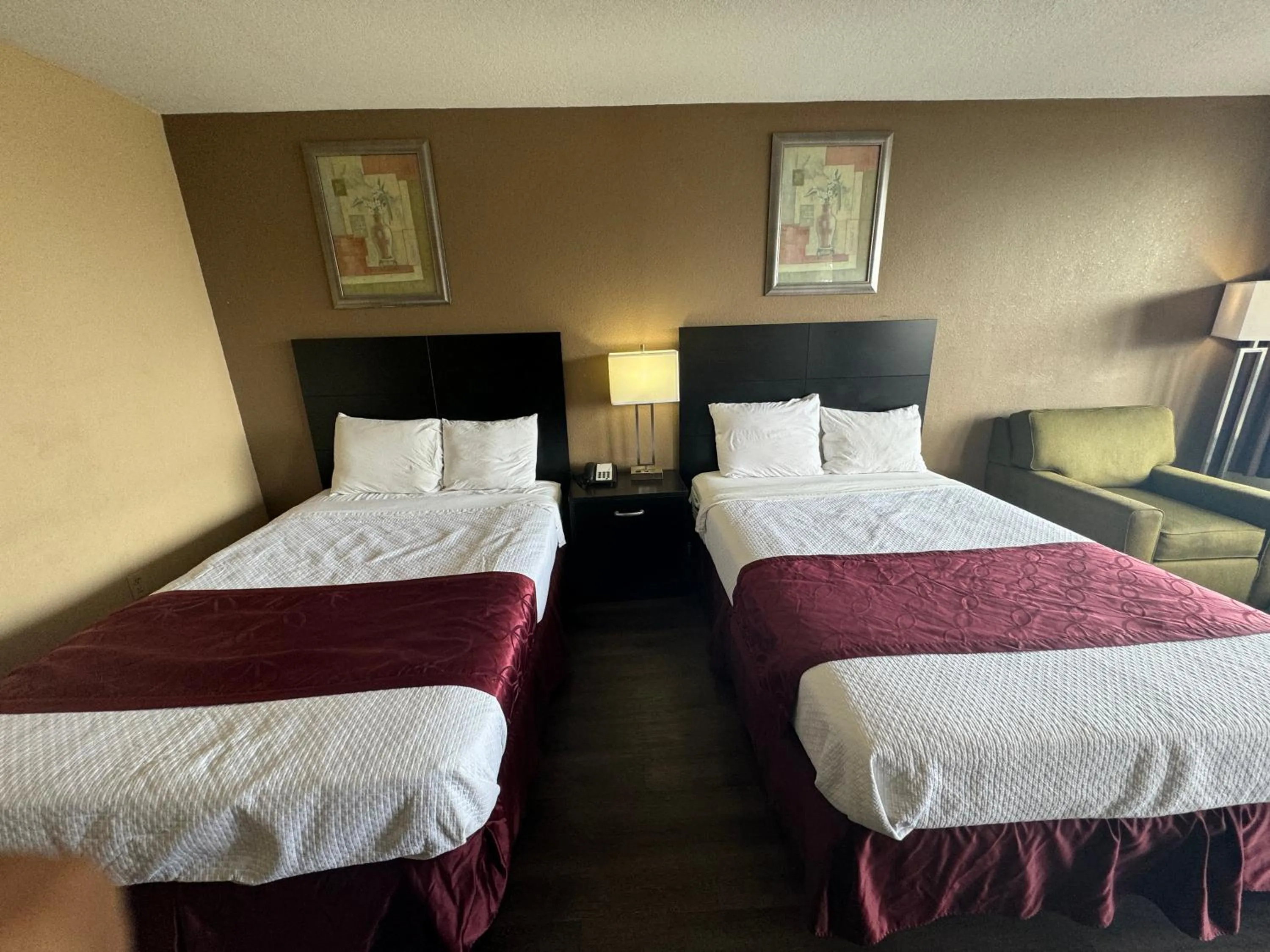 Bed in Rodeway Inn Bushnell