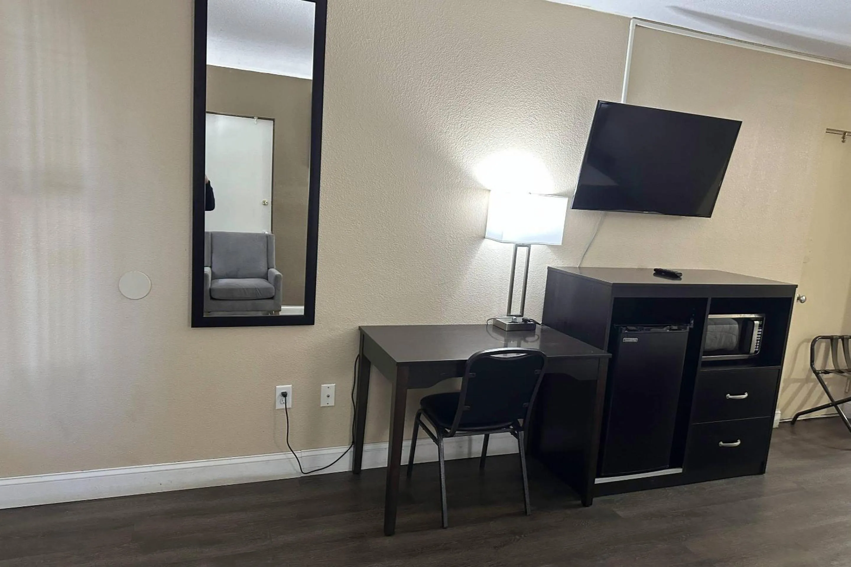Bedroom in Rodeway Inn Bushnell