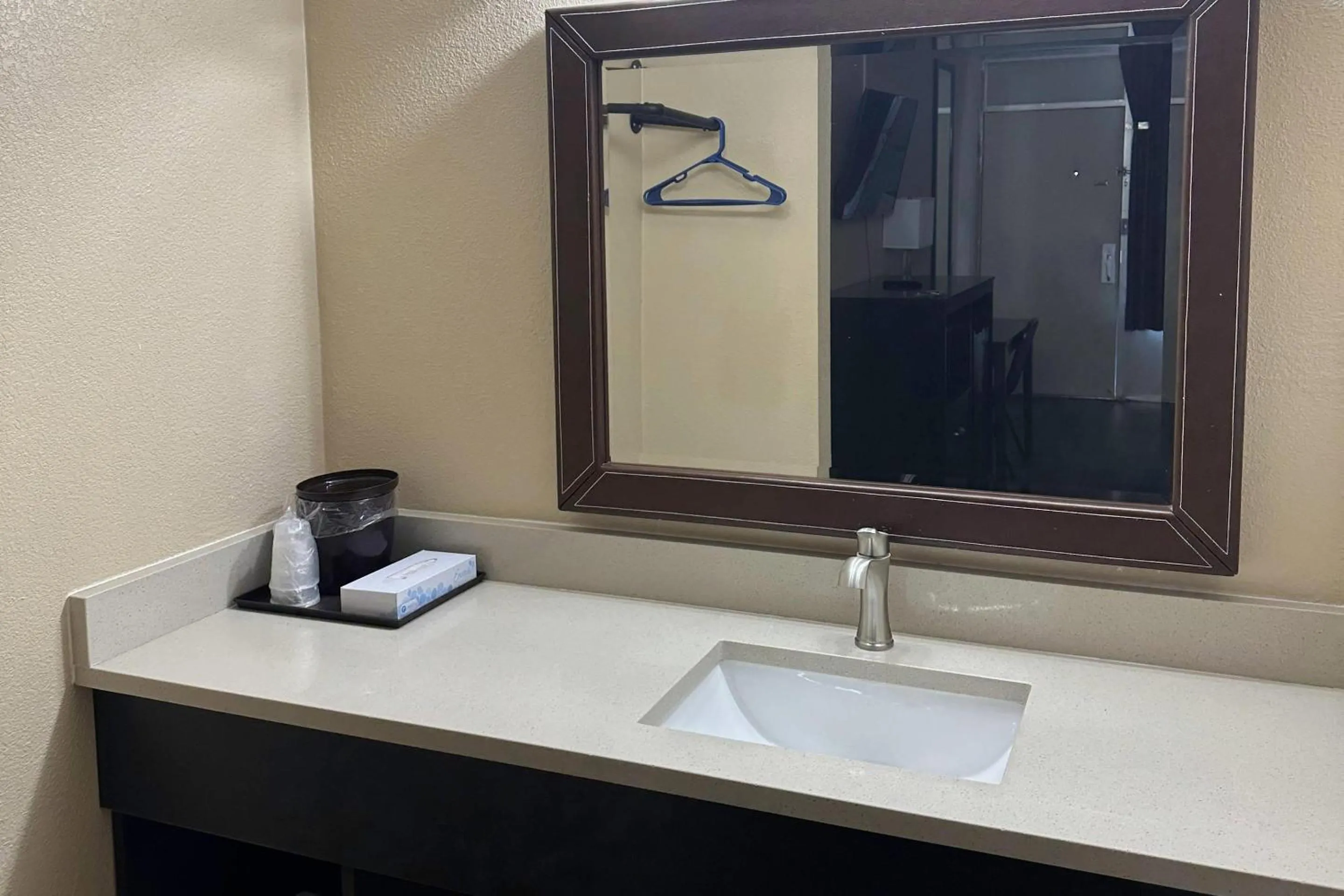 Bedroom in Rodeway Inn Bushnell