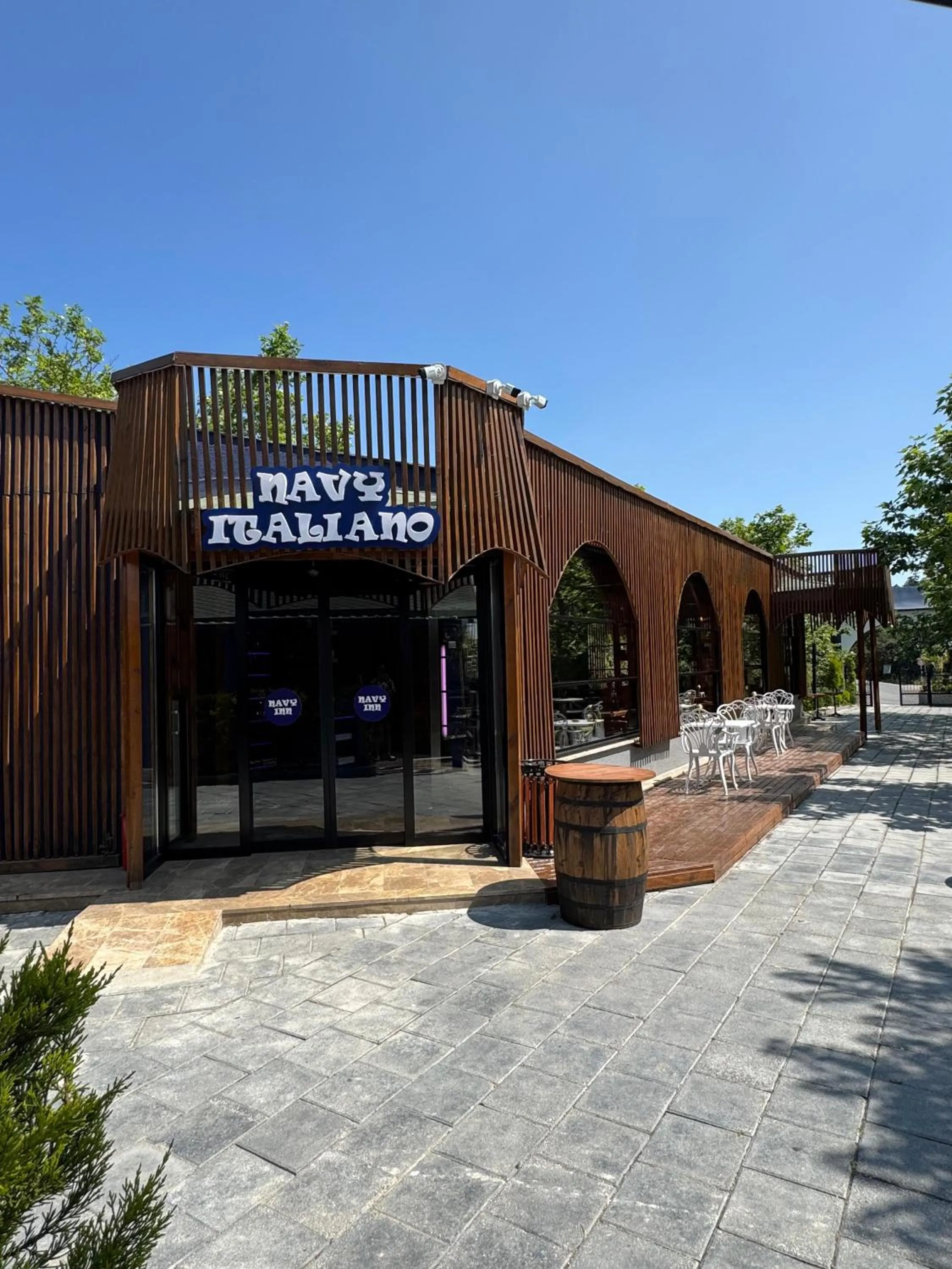 Restaurant/places to eat in Navy Inn & Bungalows