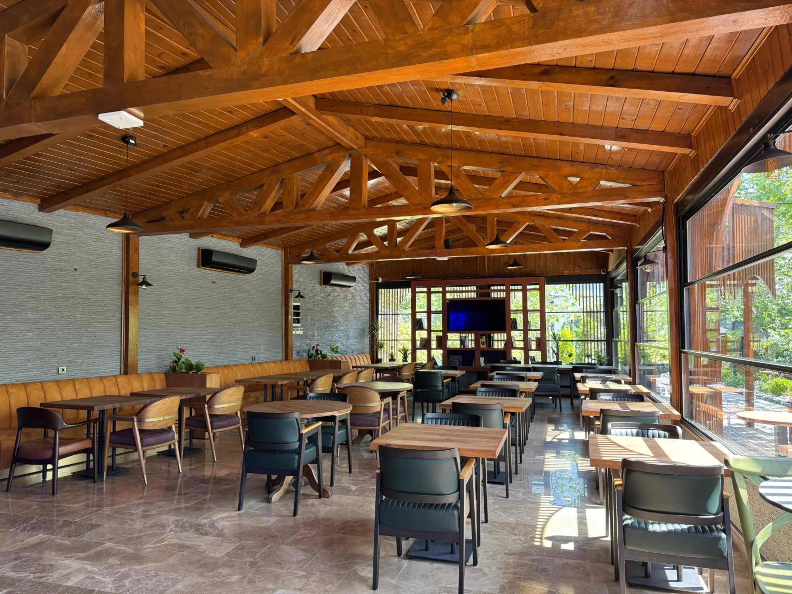 Restaurant/places to eat in Navy Inn & Bungalows