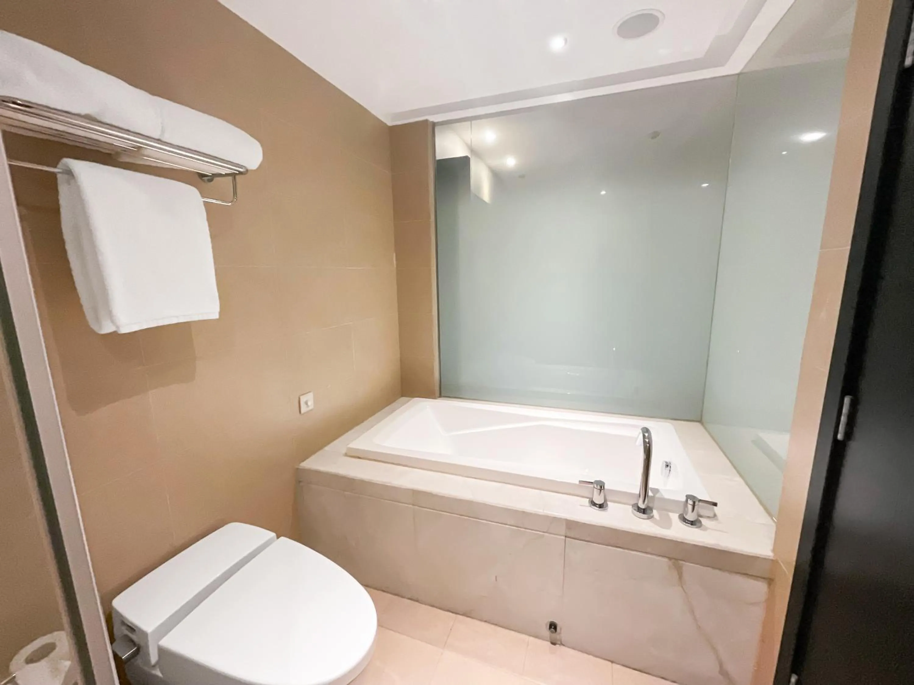 Shower in Crystal Orange Hotel Shanghai International Tourism Resort Chuansha