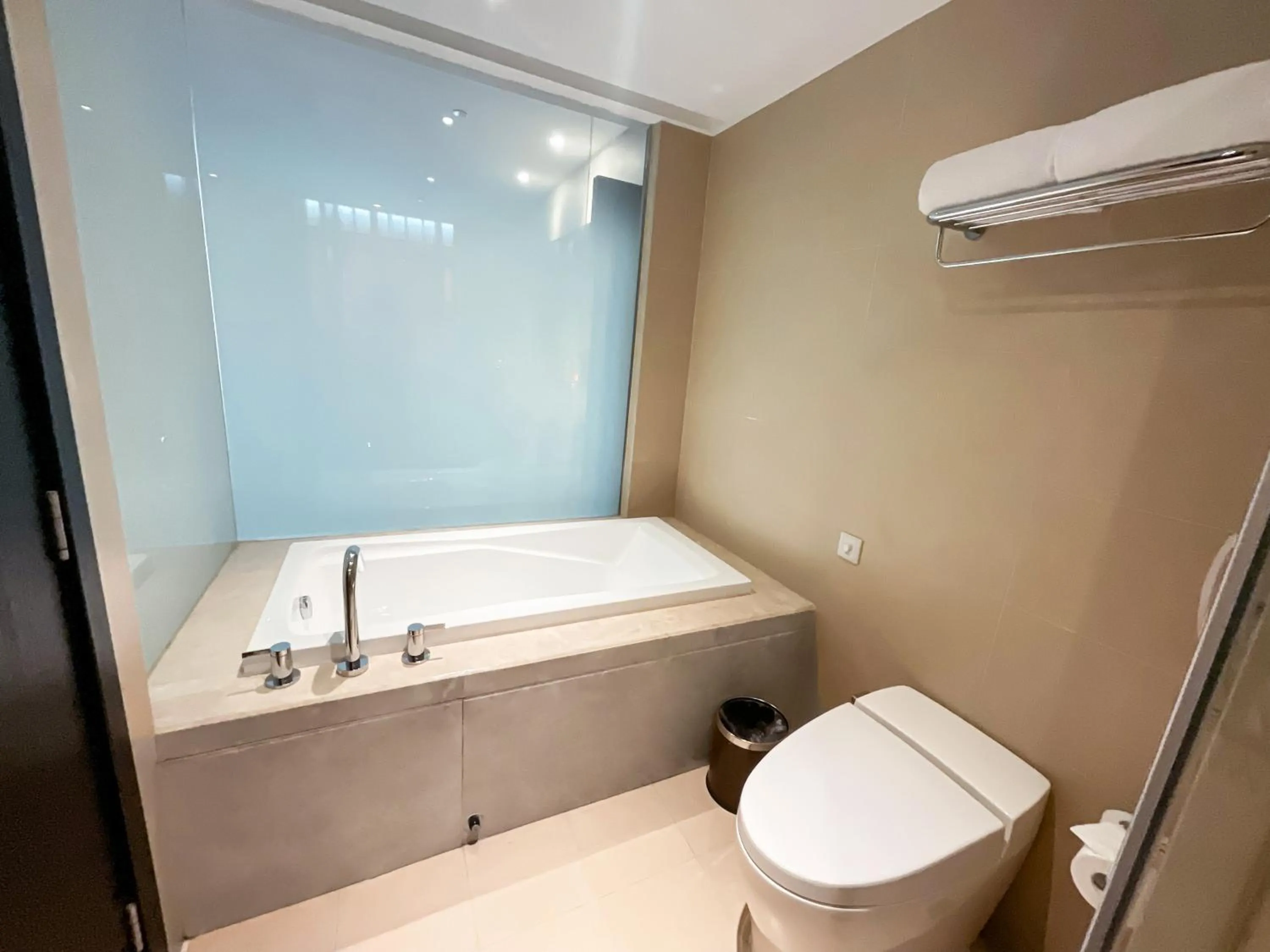 Bath in Crystal Orange Hotel Shanghai International Tourism Resort Chuansha