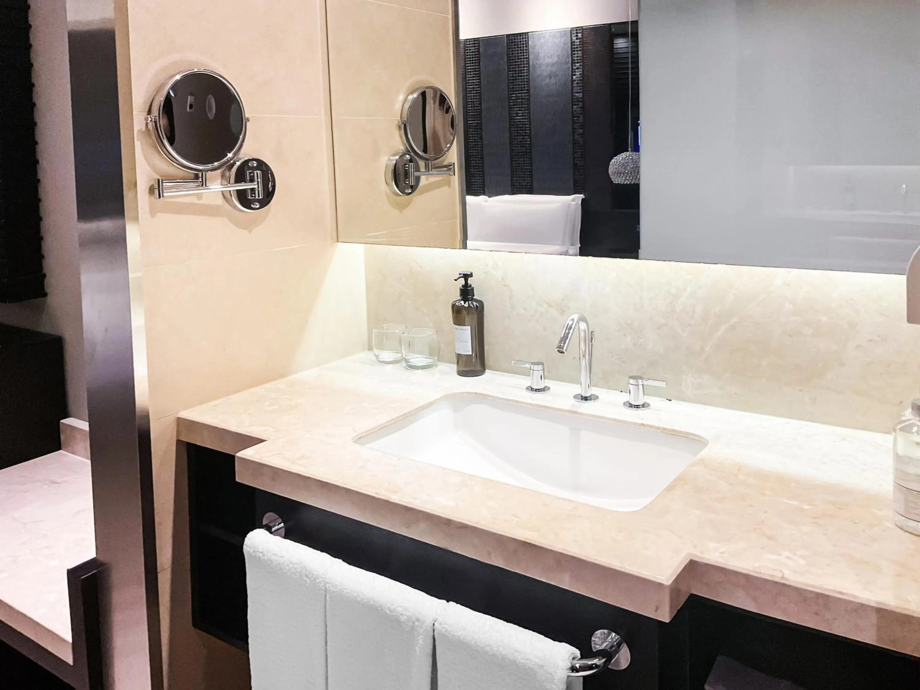 Shower in Crystal Orange Hotel Shanghai International Tourism Resort Chuansha