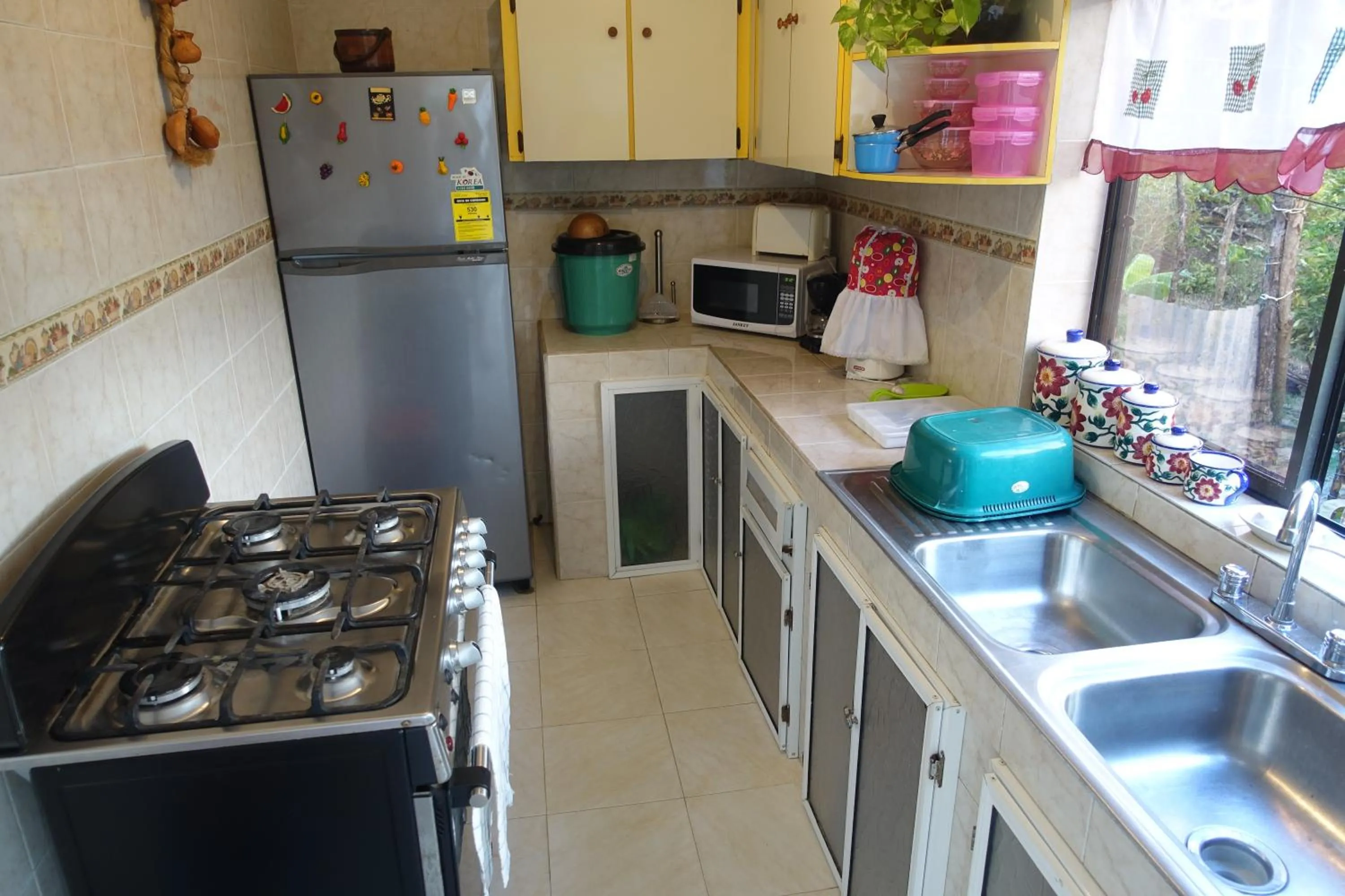 Communal kitchen in Posada Miss Portia