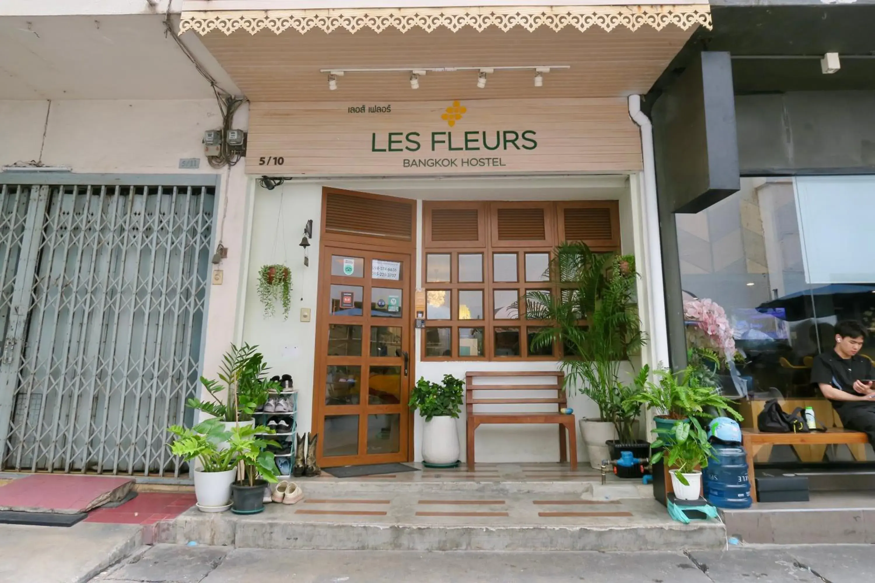 Property building in Les Fleurs Bangkok Hostel Property building in Les Fleurs Bangkok Hostel