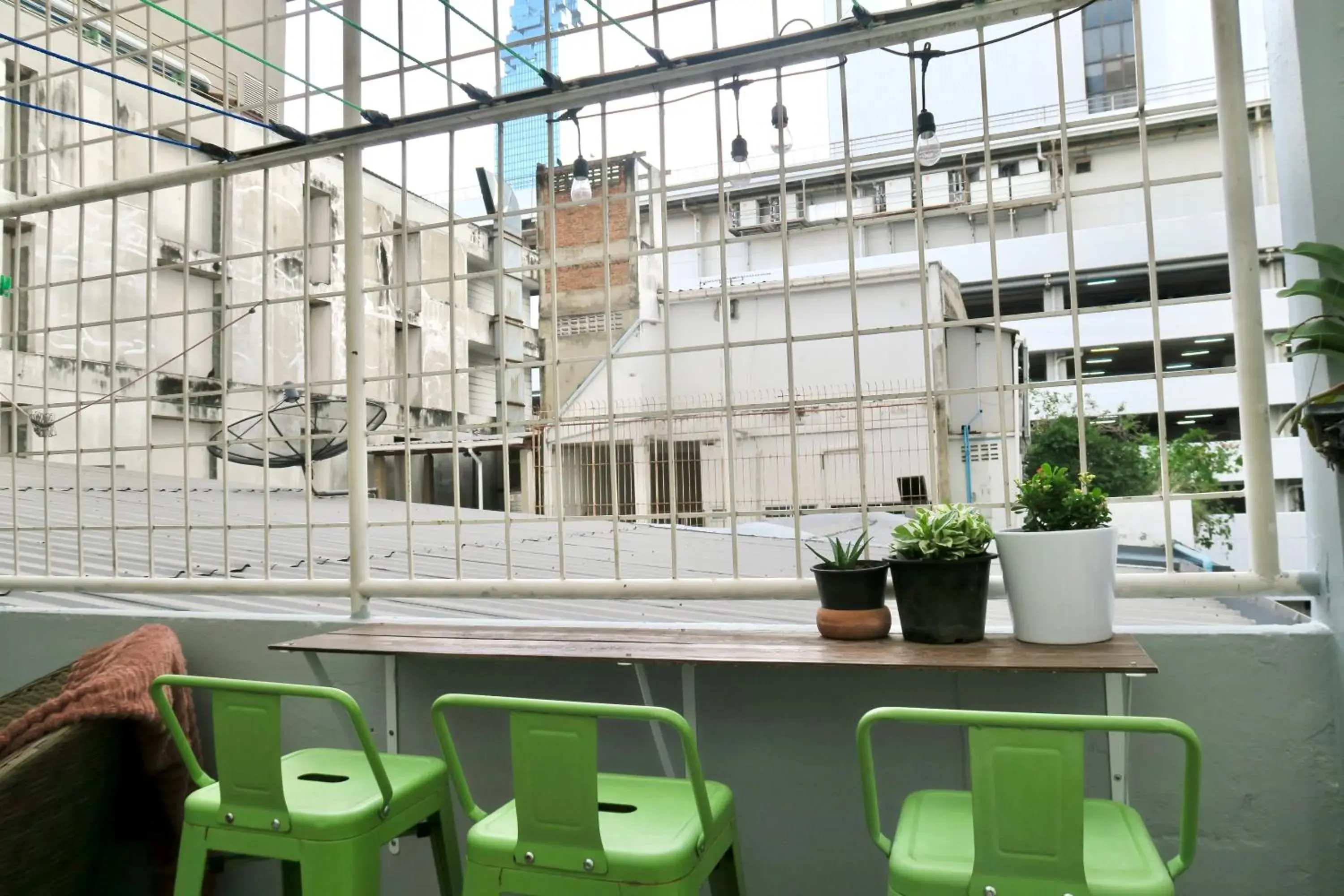 Property building in Les Fleurs Bangkok Hostel Property building in Les Fleurs Bangkok Hostel