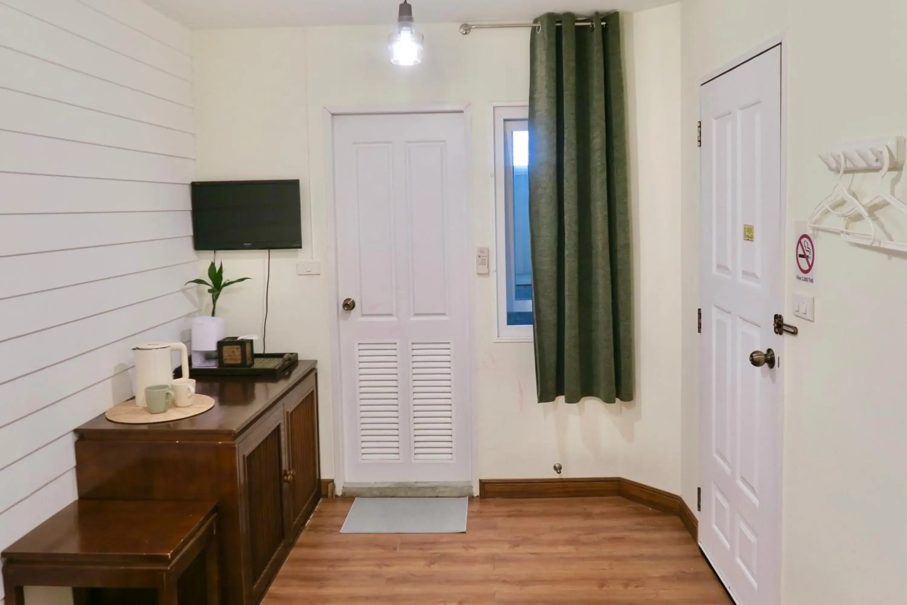 Bedroom in Les Fleurs Bangkok Hostel Bedroom in Les Fleurs Bangkok Hostel