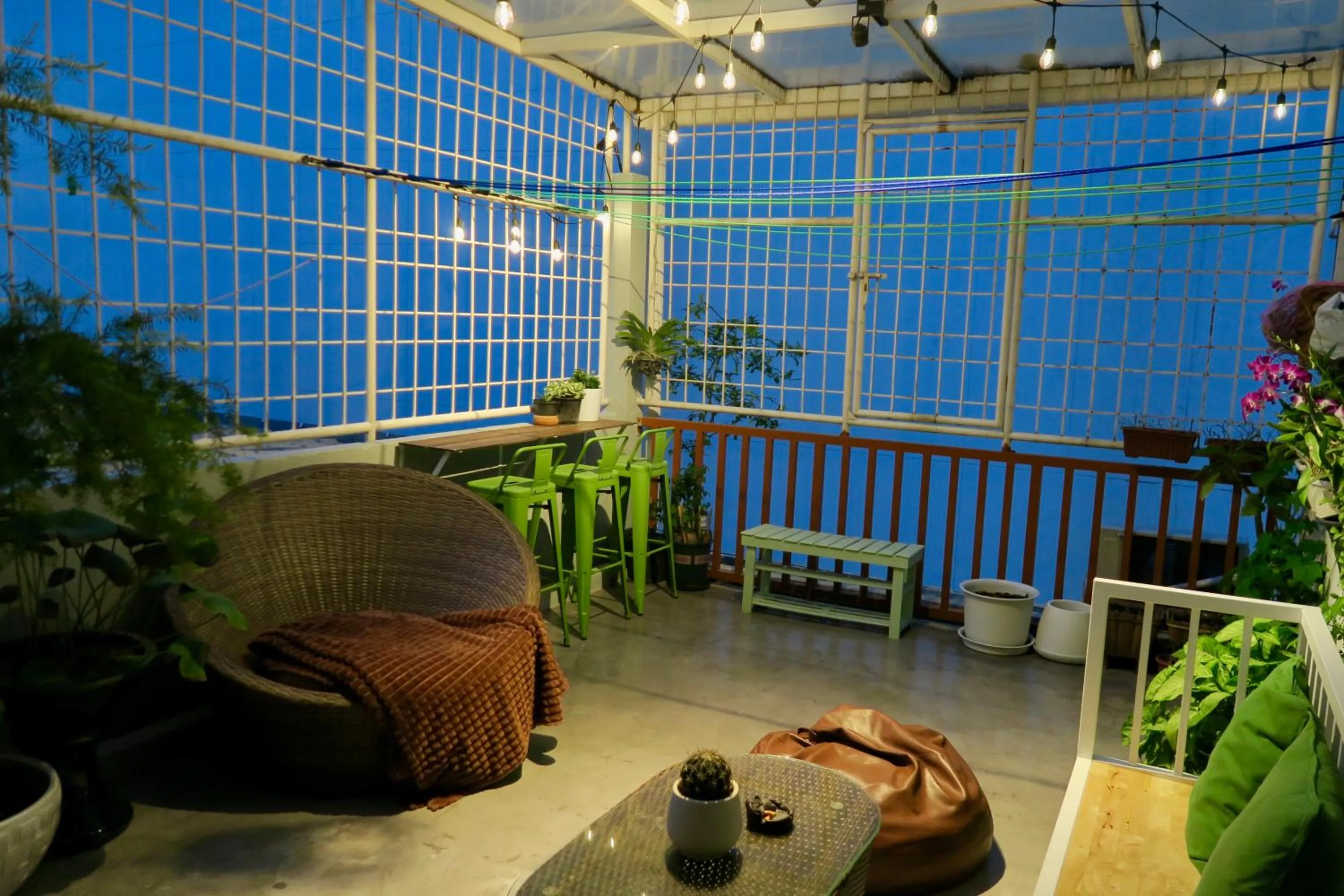 Property building in Les Fleurs Bangkok Hostel