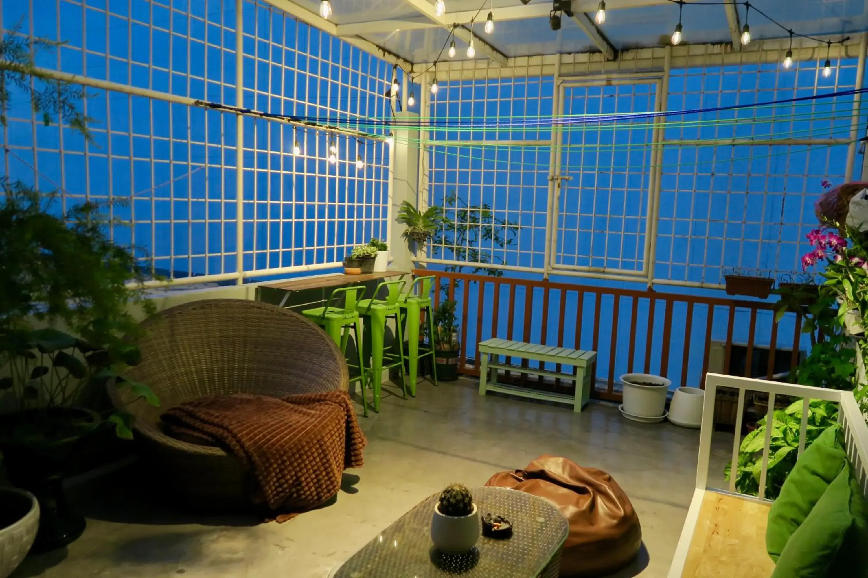 Property building in Les Fleurs Bangkok Hostel Property building in Les Fleurs Bangkok Hostel