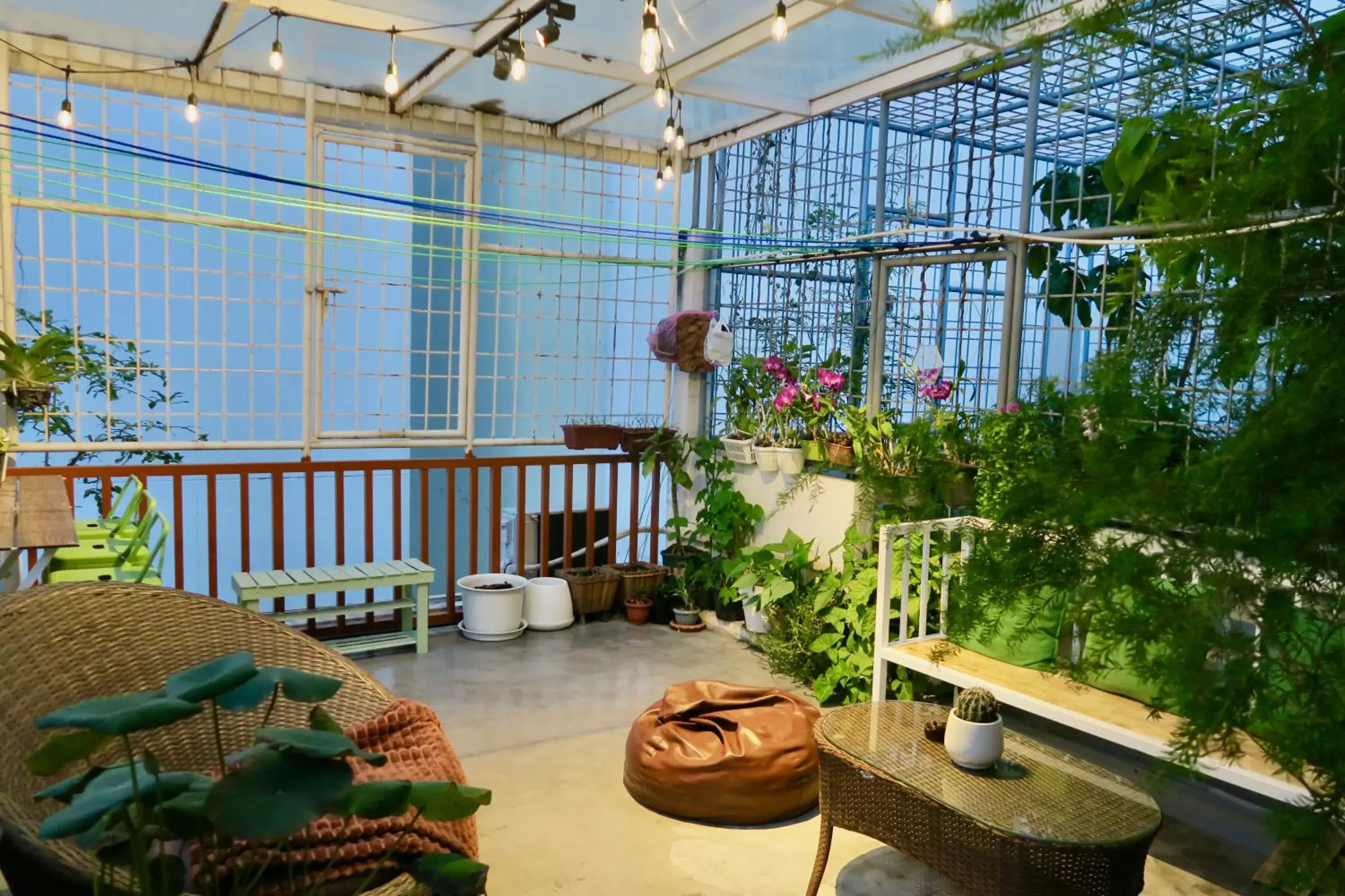 Property building in Les Fleurs Bangkok Hostel Property building in Les Fleurs Bangkok Hostel