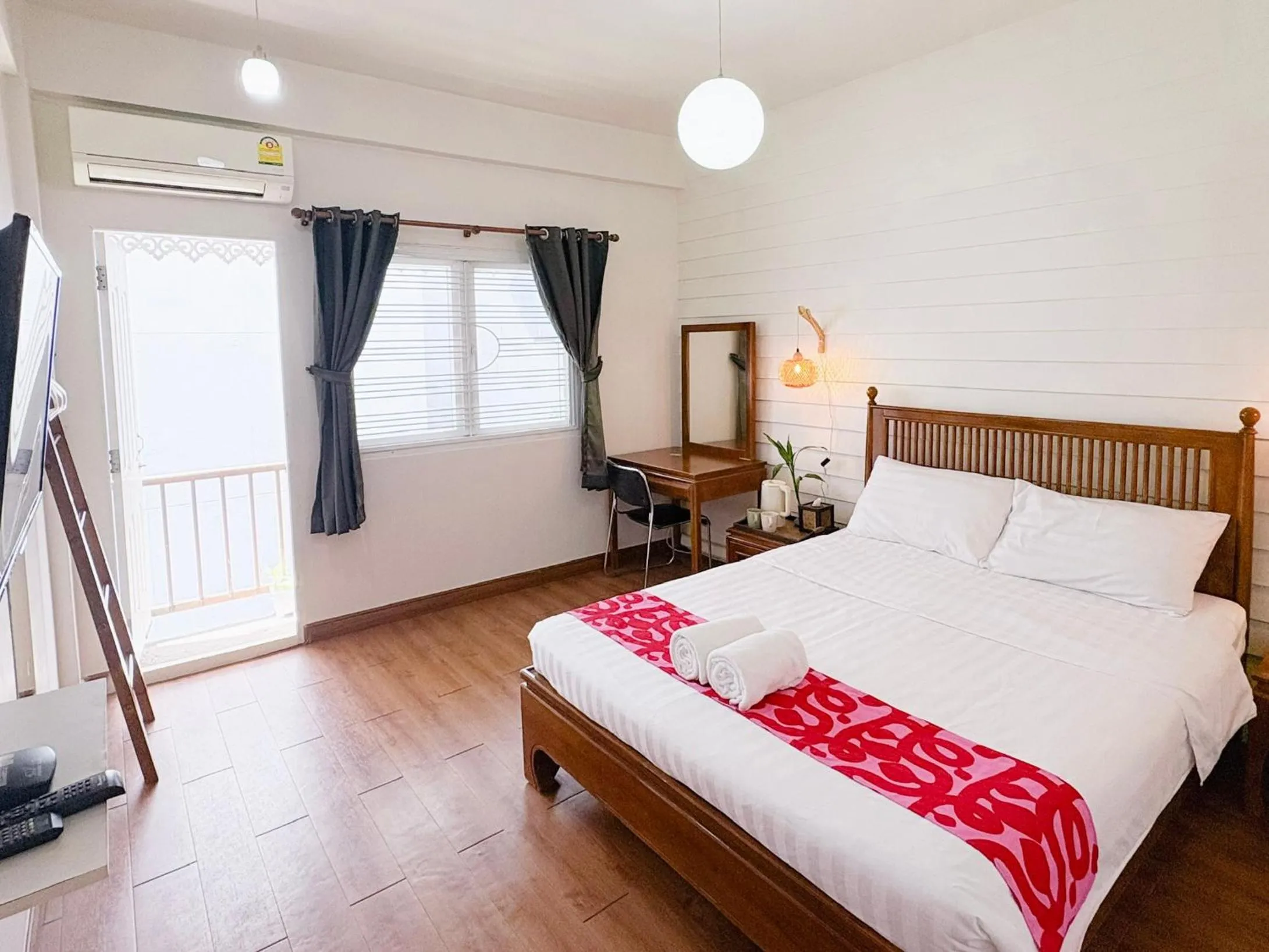 Bedroom, Bed in Les Fleurs Bangkok Hostel