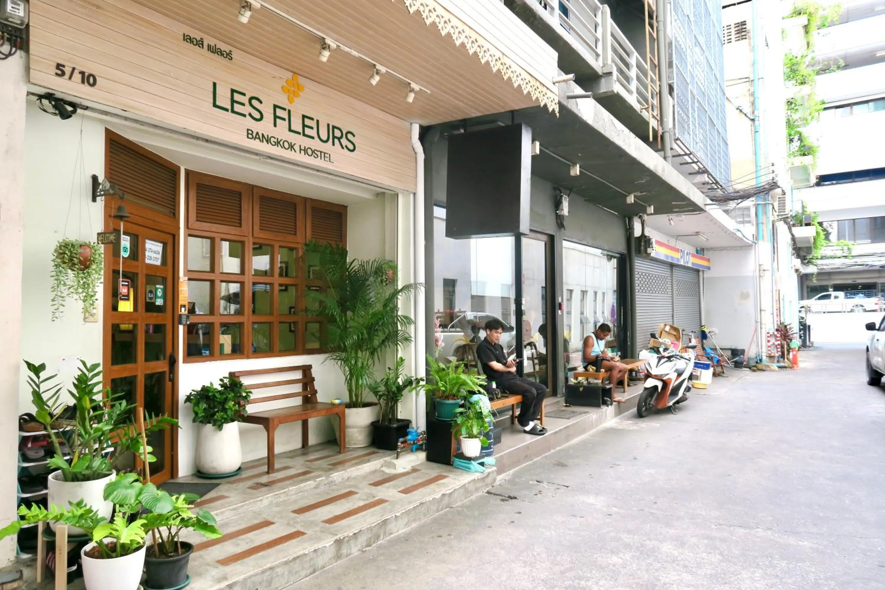 Facade/entrance in Les Fleurs Bangkok Hostel