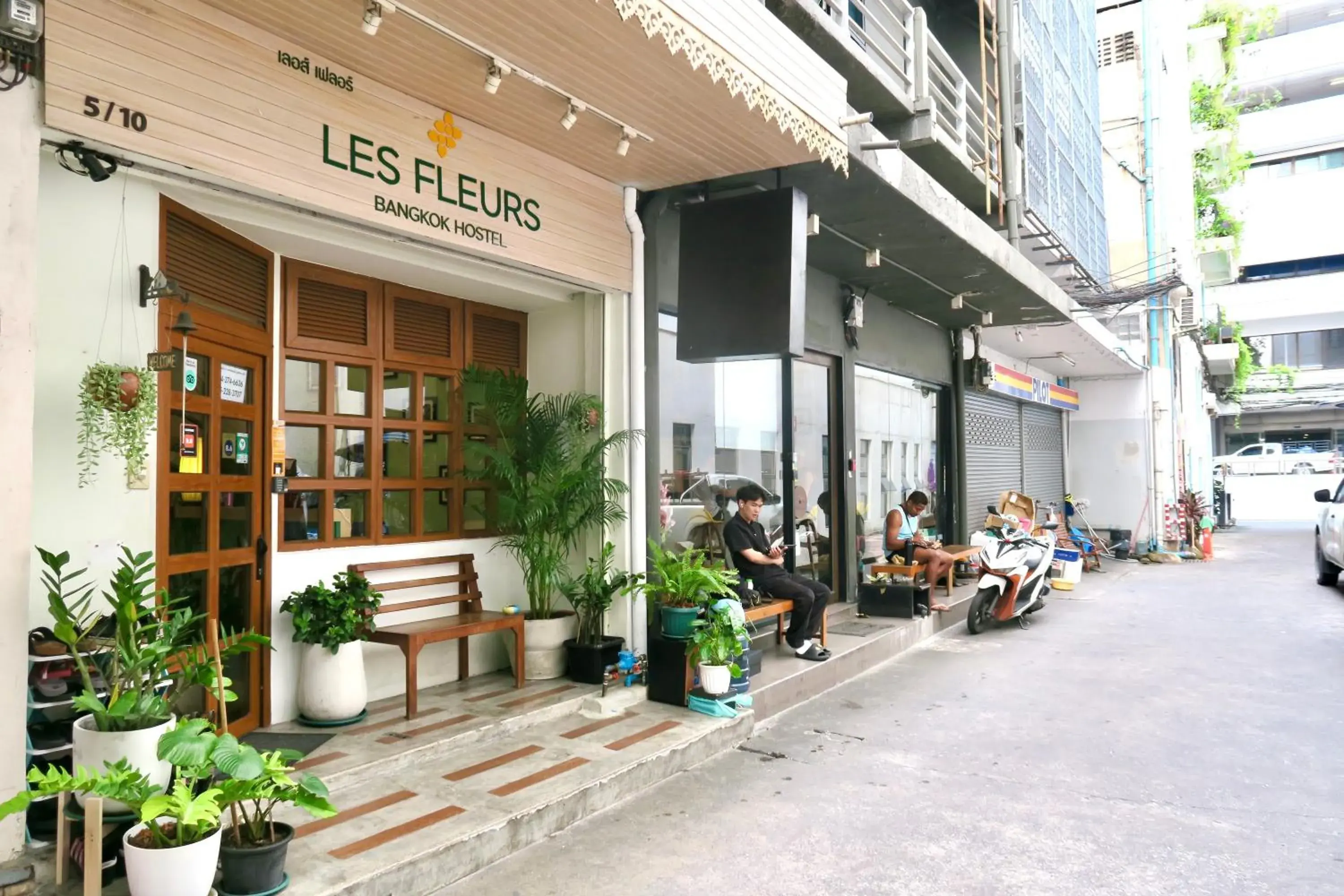 Facade/entrance in Les Fleurs Bangkok Hostel Facade/entrance in Les Fleurs Bangkok Hostel