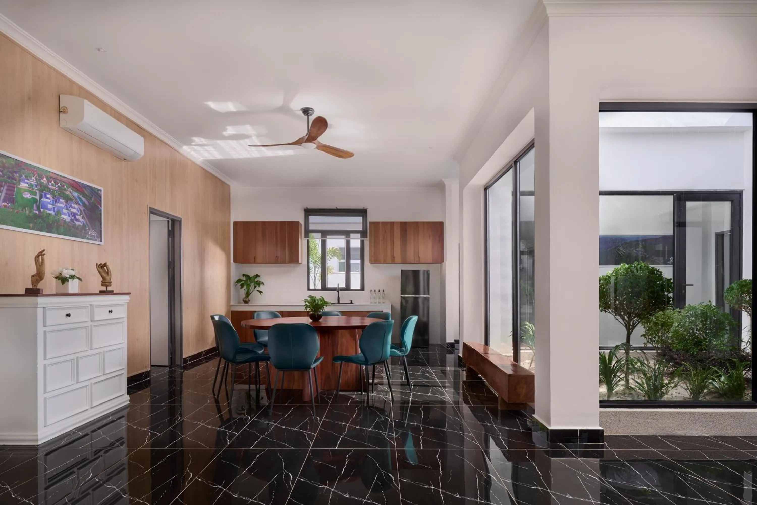 Living room in Royal Beach Resort and Residence by EHM