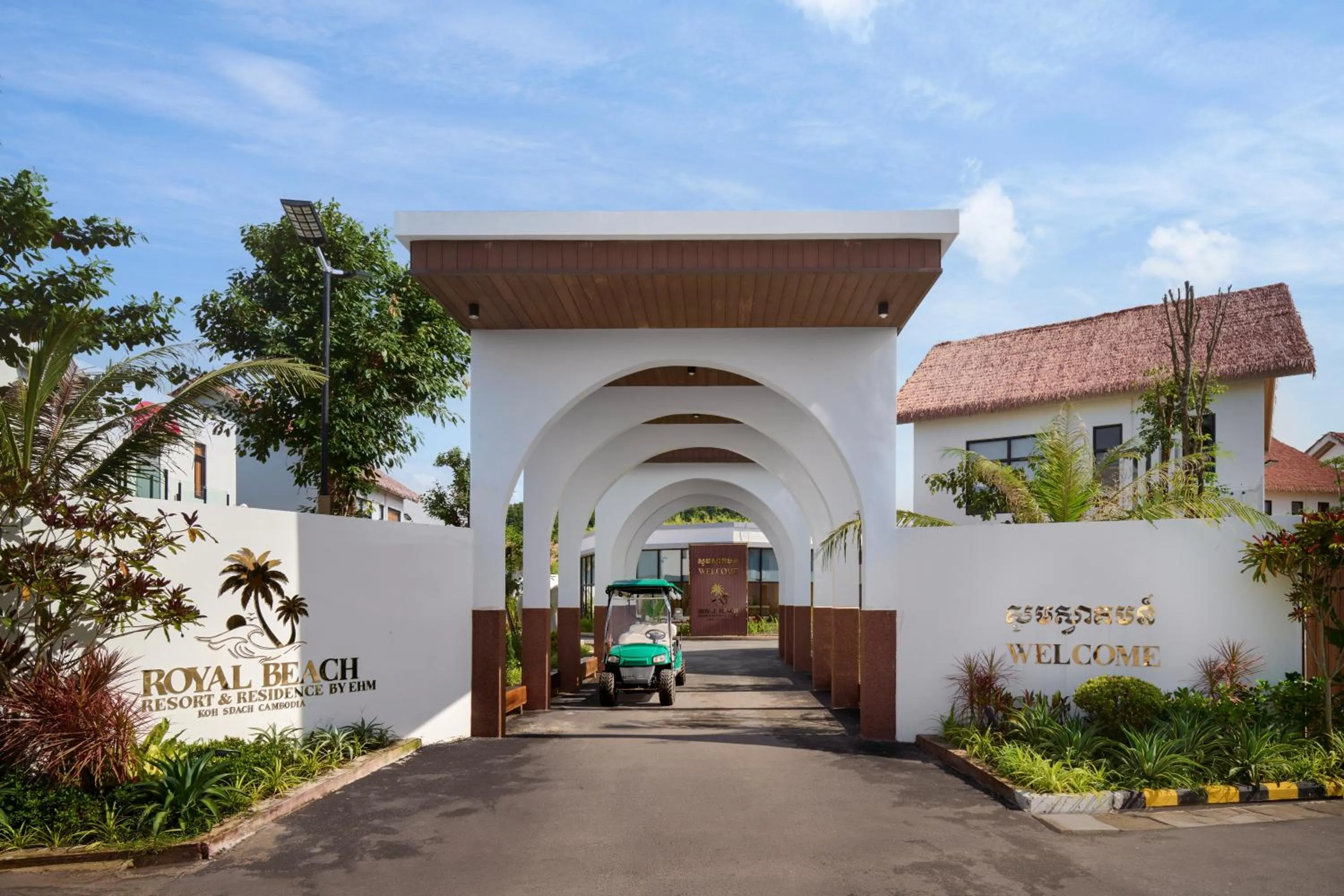 Facade/entrance in Royal Beach Resort and Residence by EHM