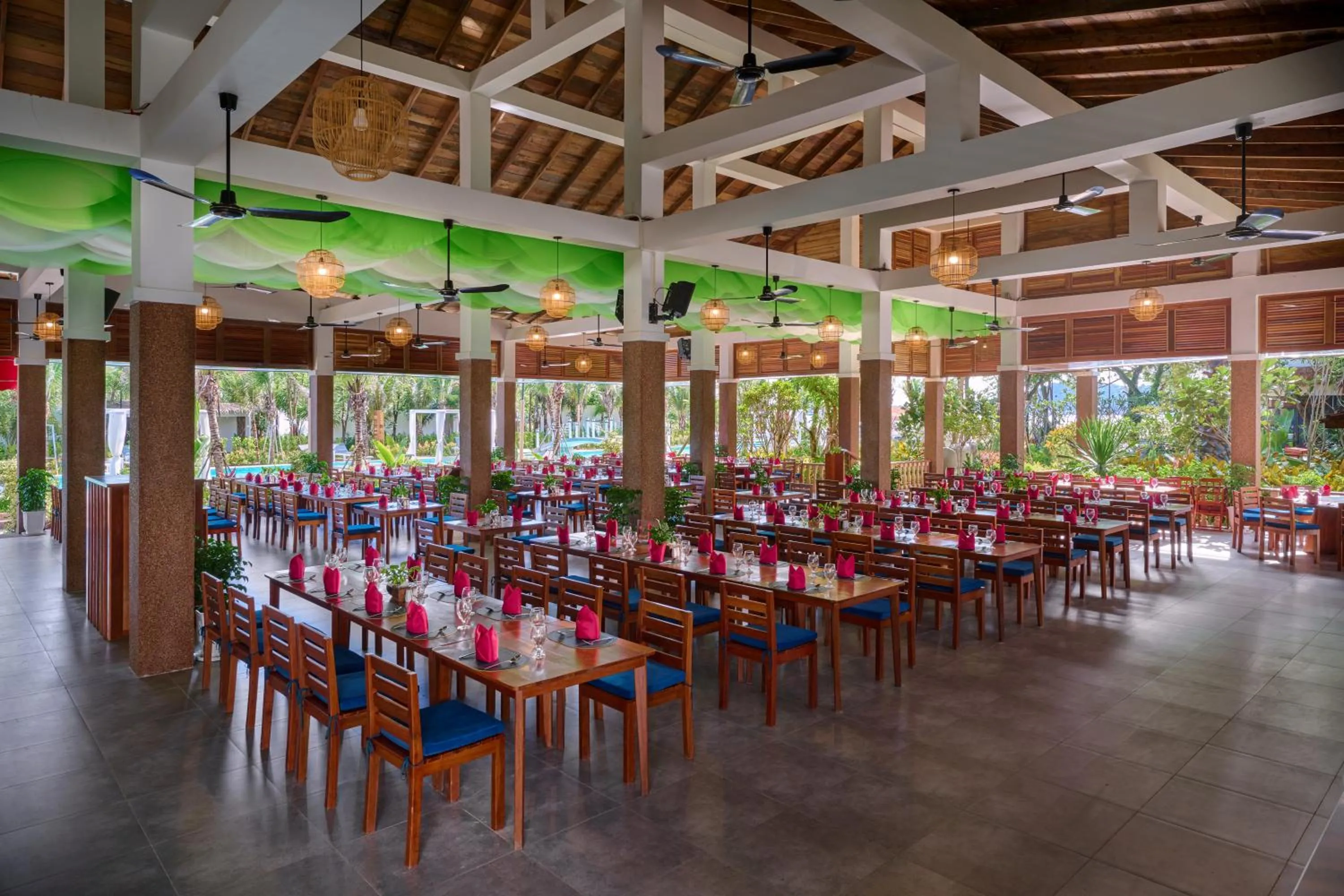 Restaurant/places to eat in Royal Beach Resort and Residence by EHM