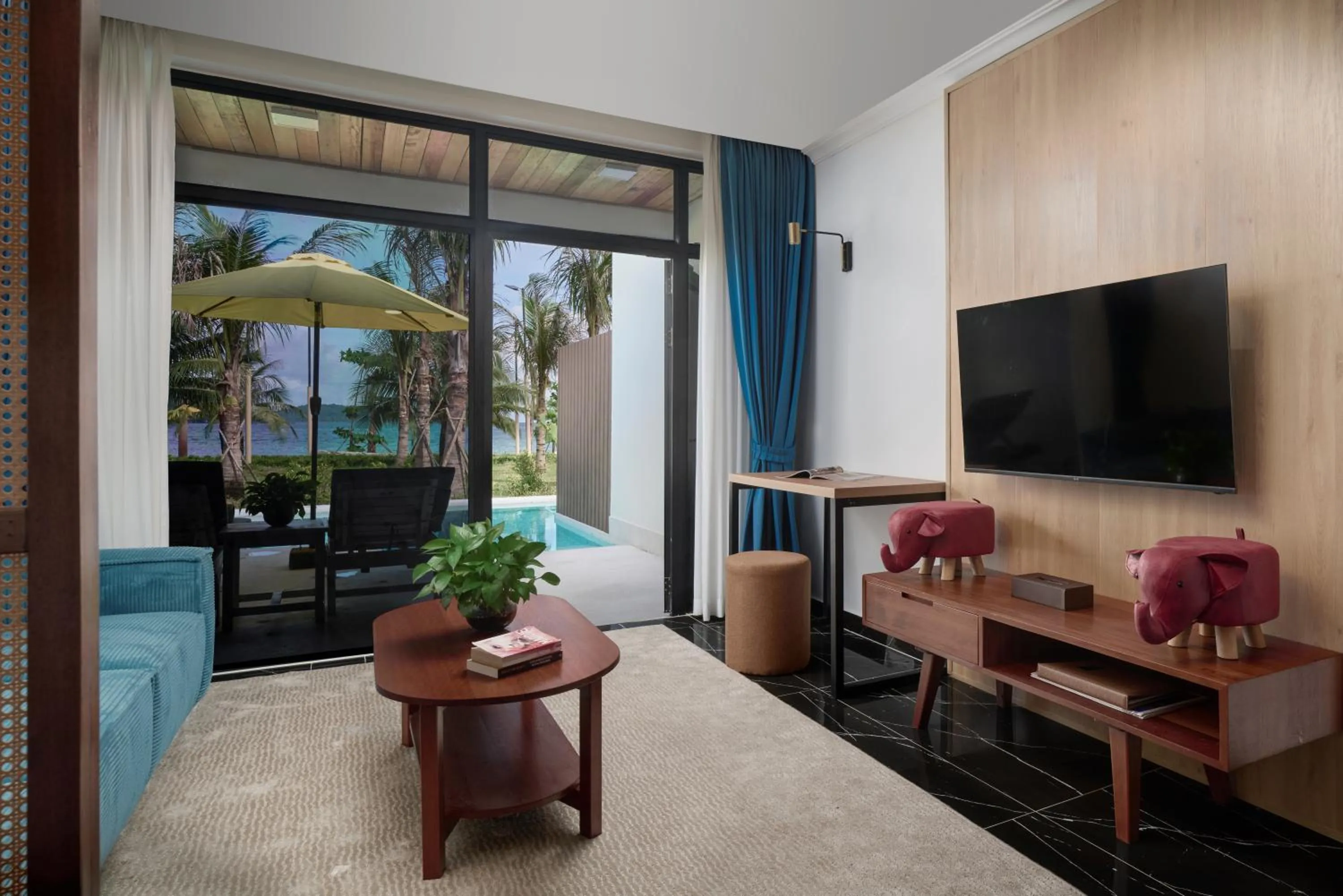 TV and multimedia in Royal Beach Resort and Residence by EHM