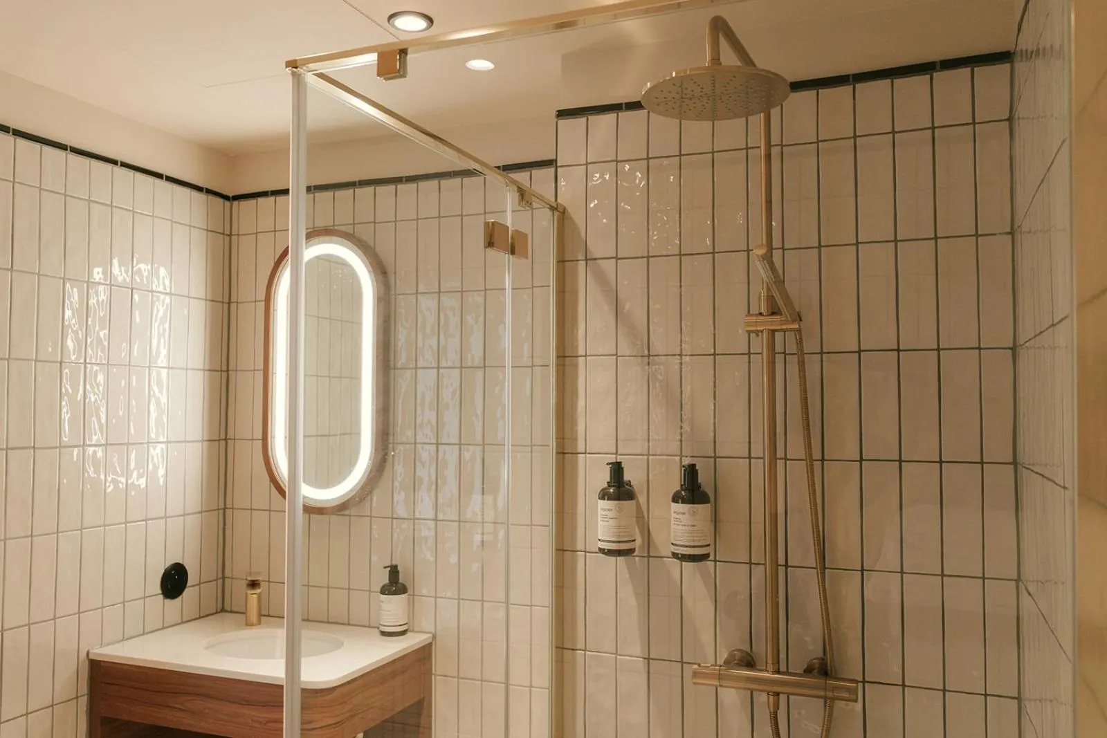 Shower in Via Antwerp