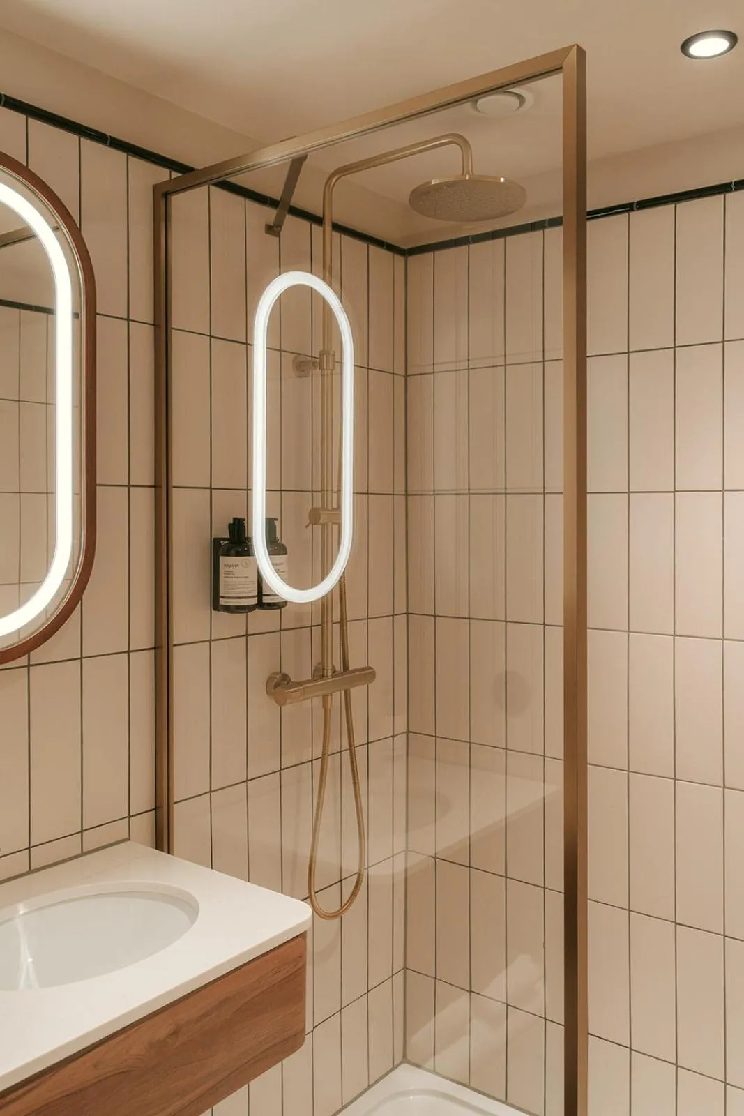 Shower in Via Antwerp