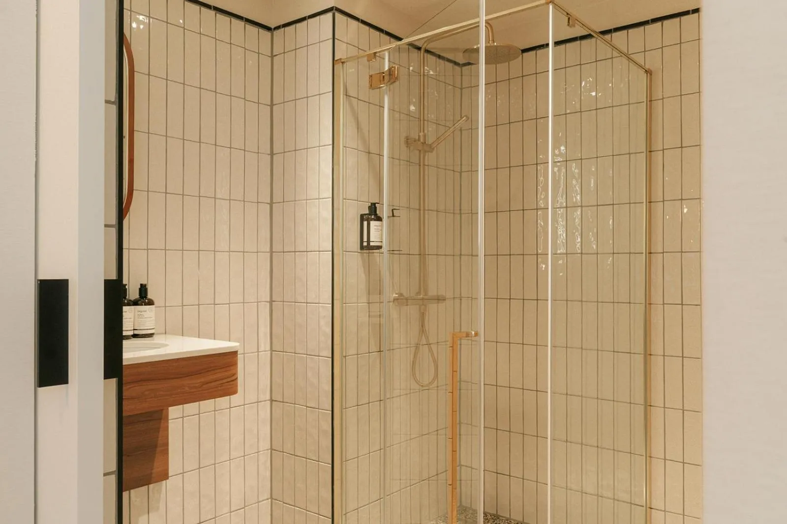 Shower in Via Antwerp
