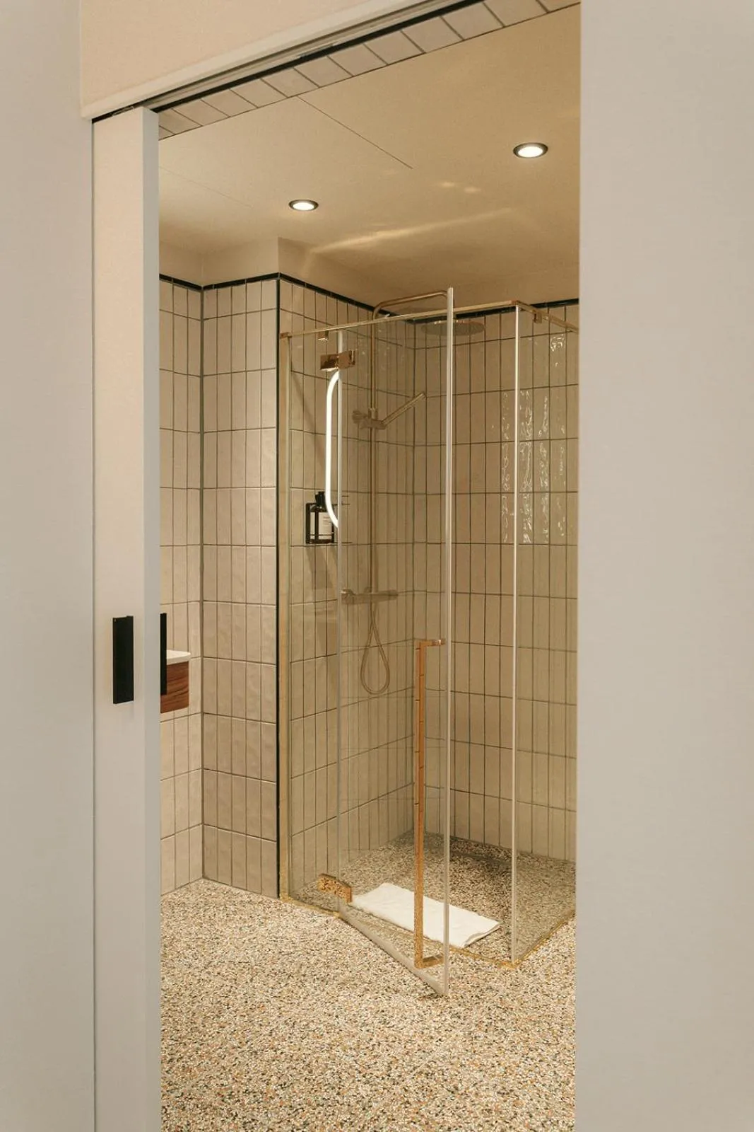 Shower in Via Antwerp