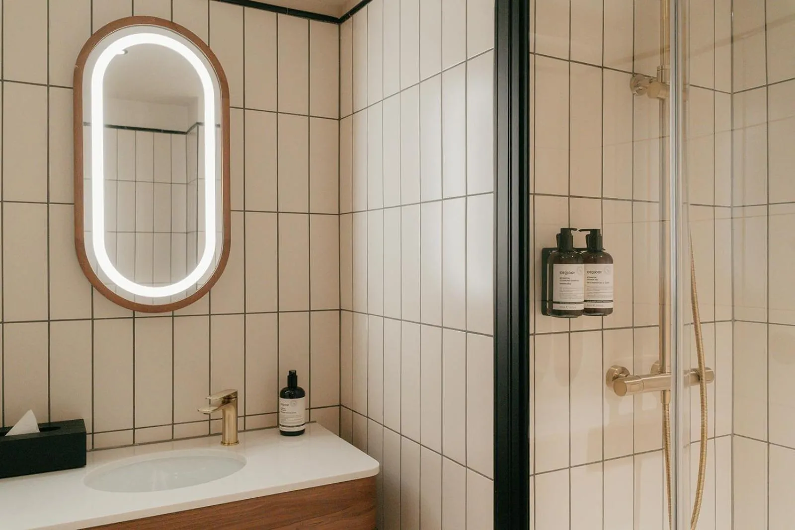 Shower in Via Antwerp