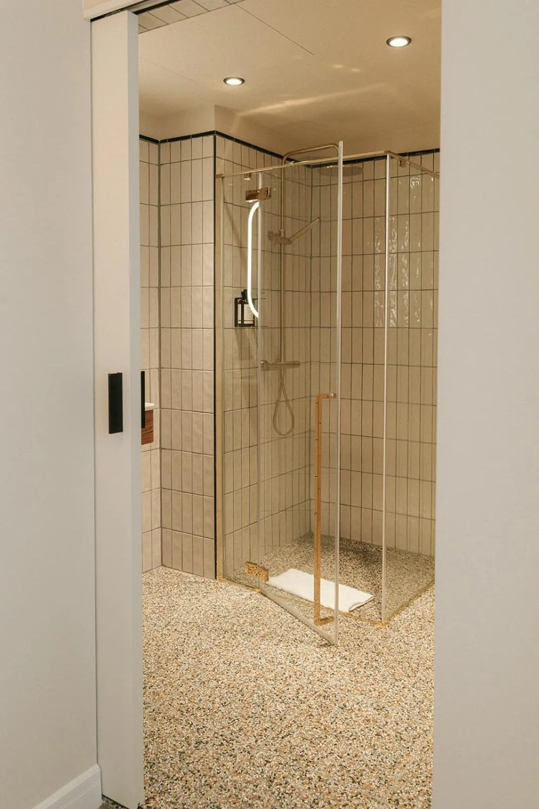 Shower in Via Antwerp