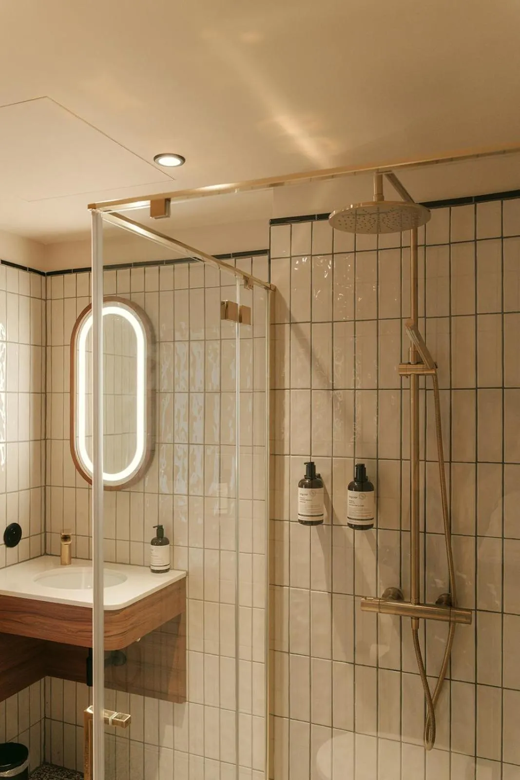 Shower in Via Antwerp