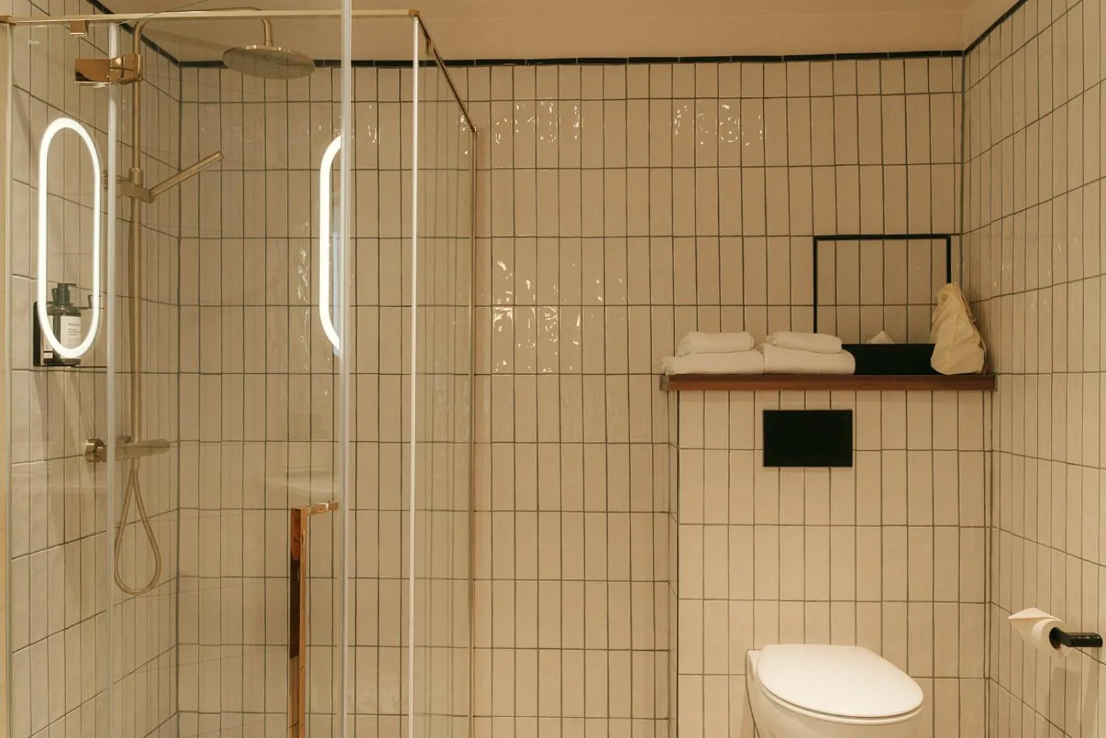 Shower in Via Antwerp