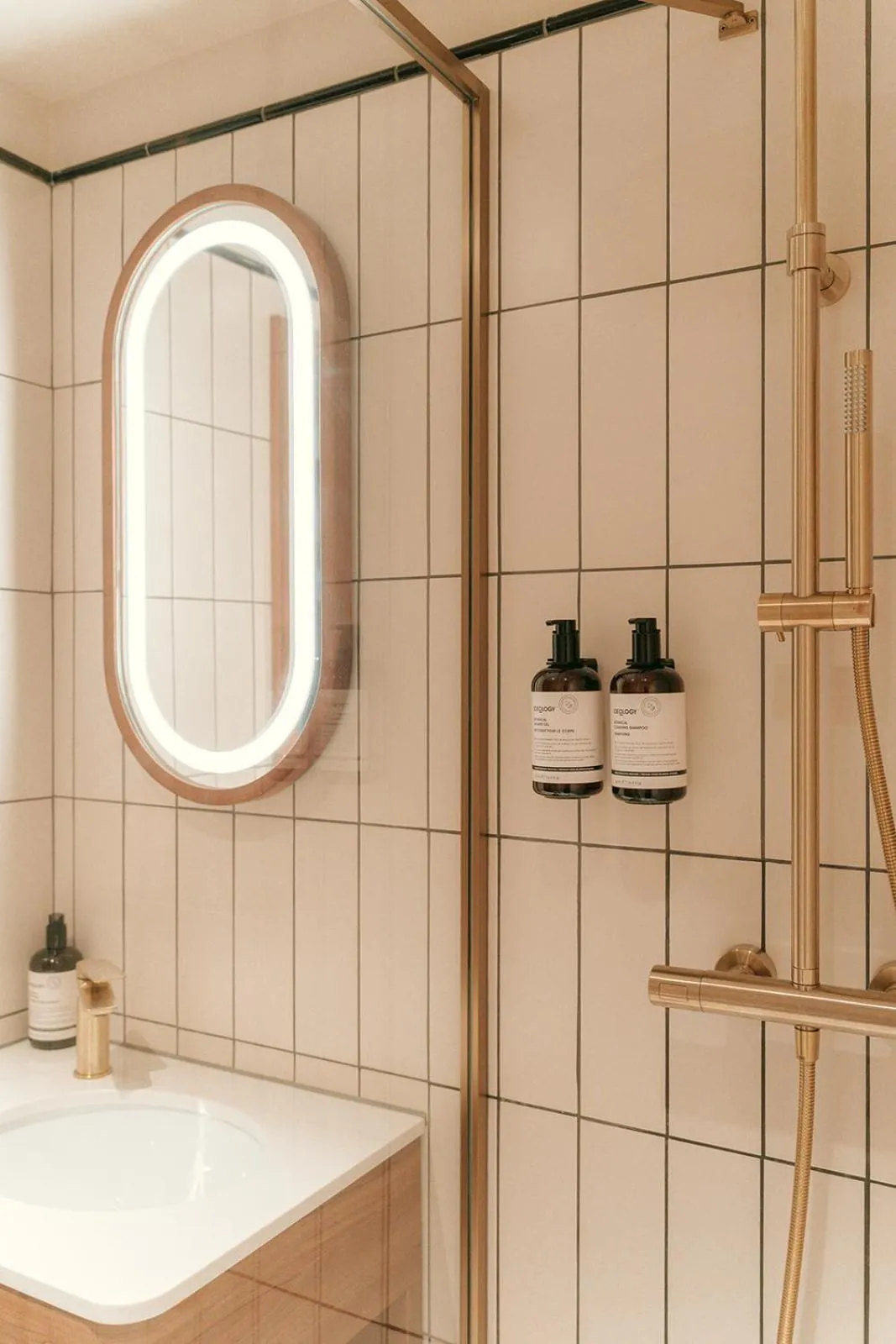 Shower in Via Antwerp