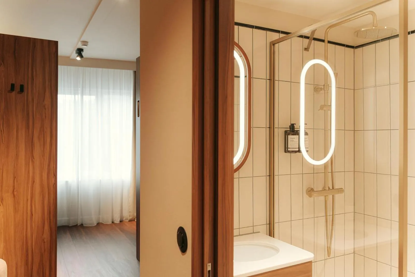 Shower in Via Antwerp